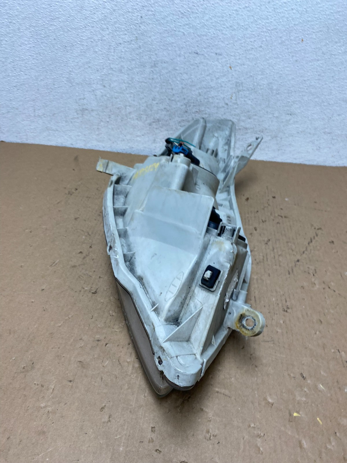 2003 to 2008 Toyota Matrix Left LH Side Halogen Headlight AD8129 DW8