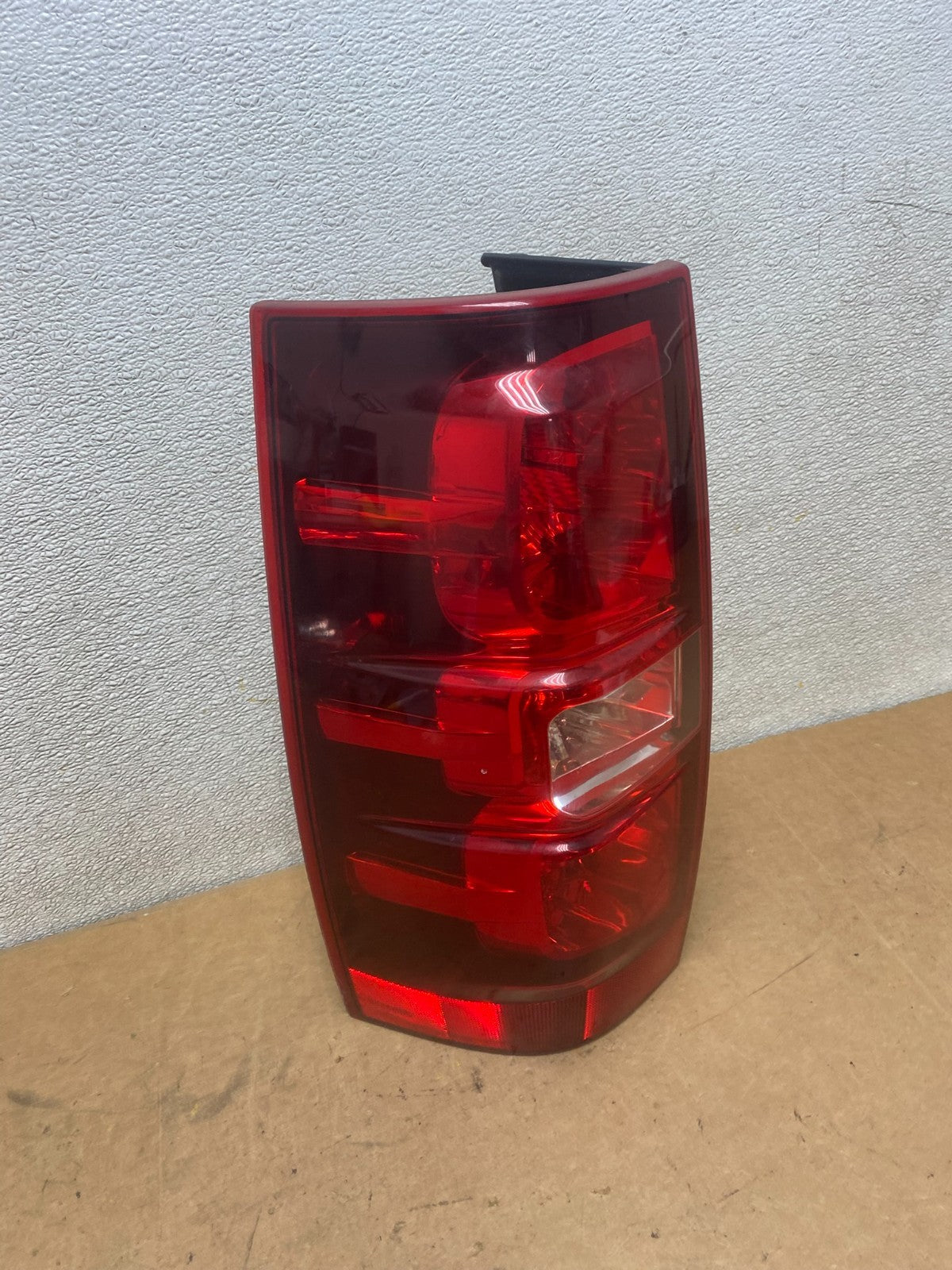 2008-2014 Chevrolet Tahoe Suburban Driver Lh Left Side Tail Light X5351 DW2
