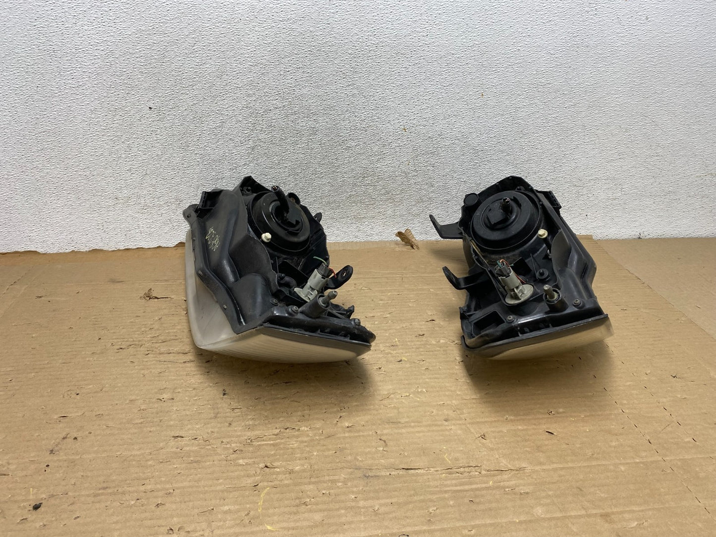 2000 to 2001 Nissan Maxima Left + Right Set Halogen Headlights AG8322 DW8