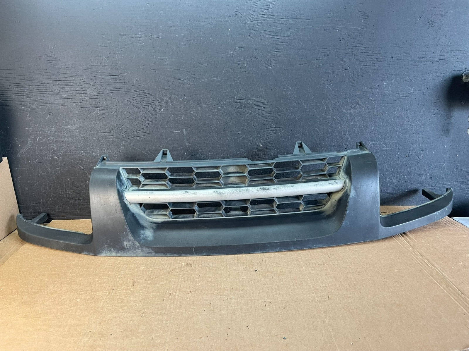 2002 to 2004 Nissan Xterra Front Upper Grill Grille AE8401 DG0