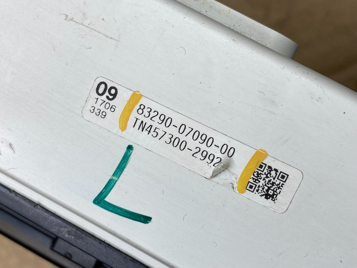 2005 to 2007 Toyota Avalon Information Display Screen Y9994 DG7