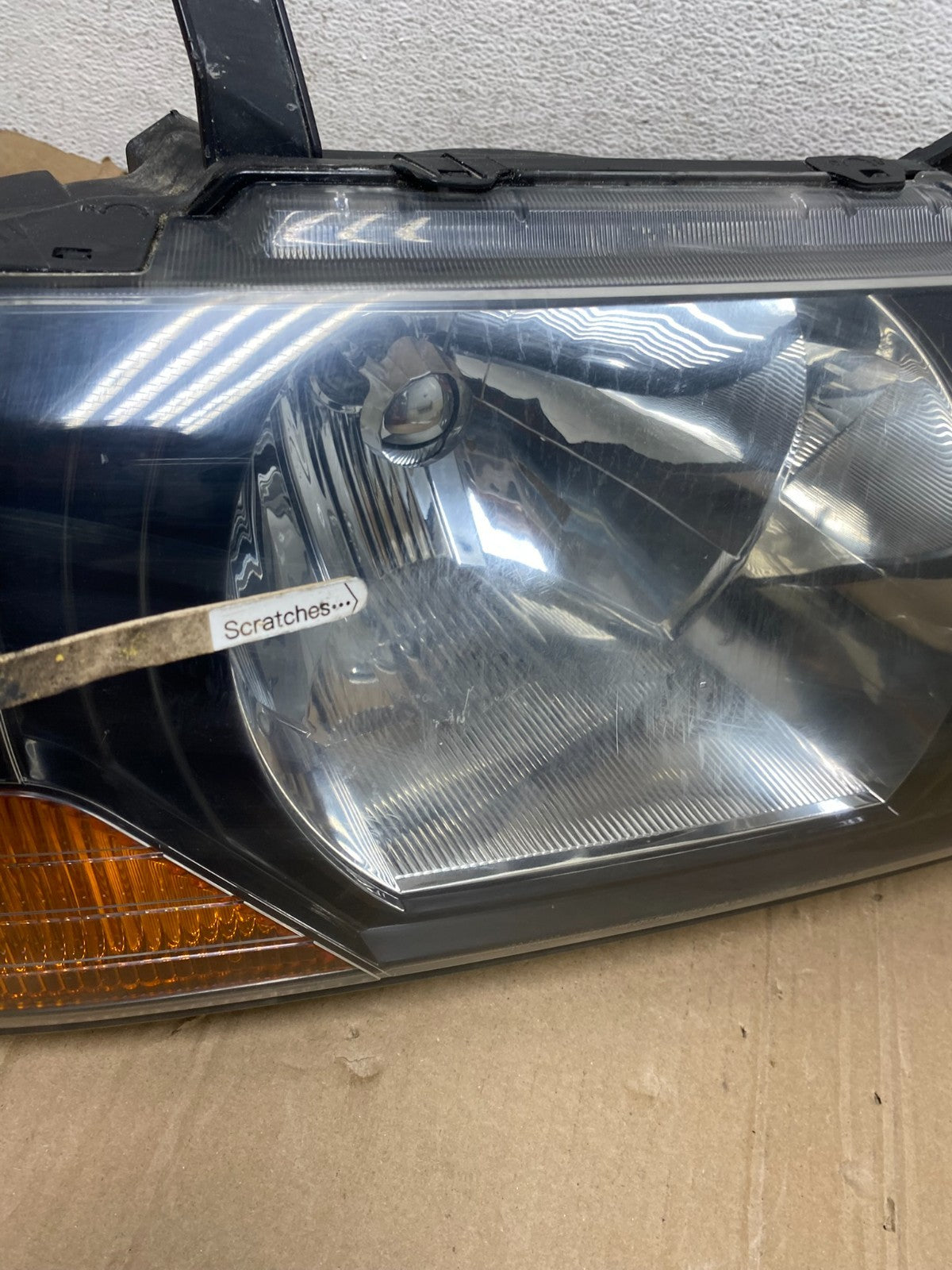 2000 to 2004 Mitsubishi Montero Pajero Right Passenger RH Headlight AE9108 DW3