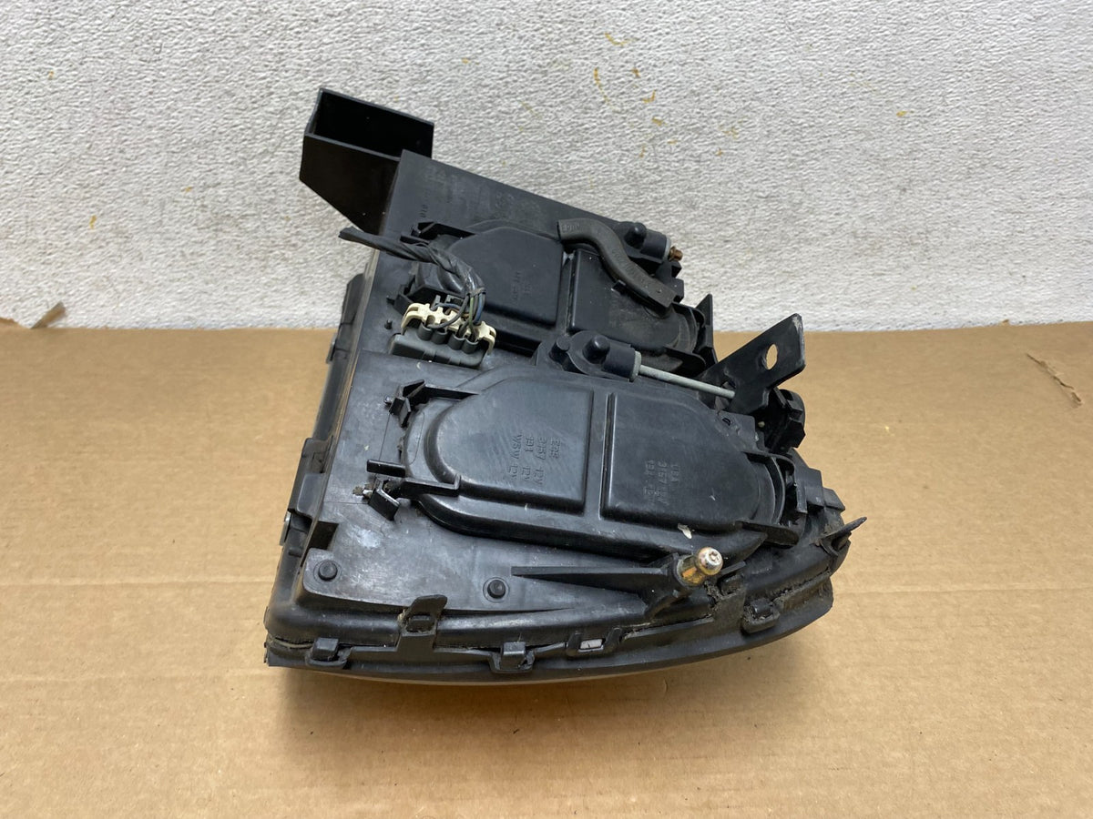 2000 to 2005 Cadillac Deville Right Passenger RH Side Headlight AH3103 DW8