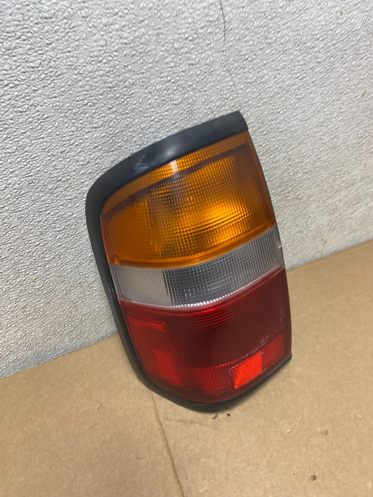 1996 - 1998 Nissan Pathfinder Left Driver LH Side Tail light U9723 DW2