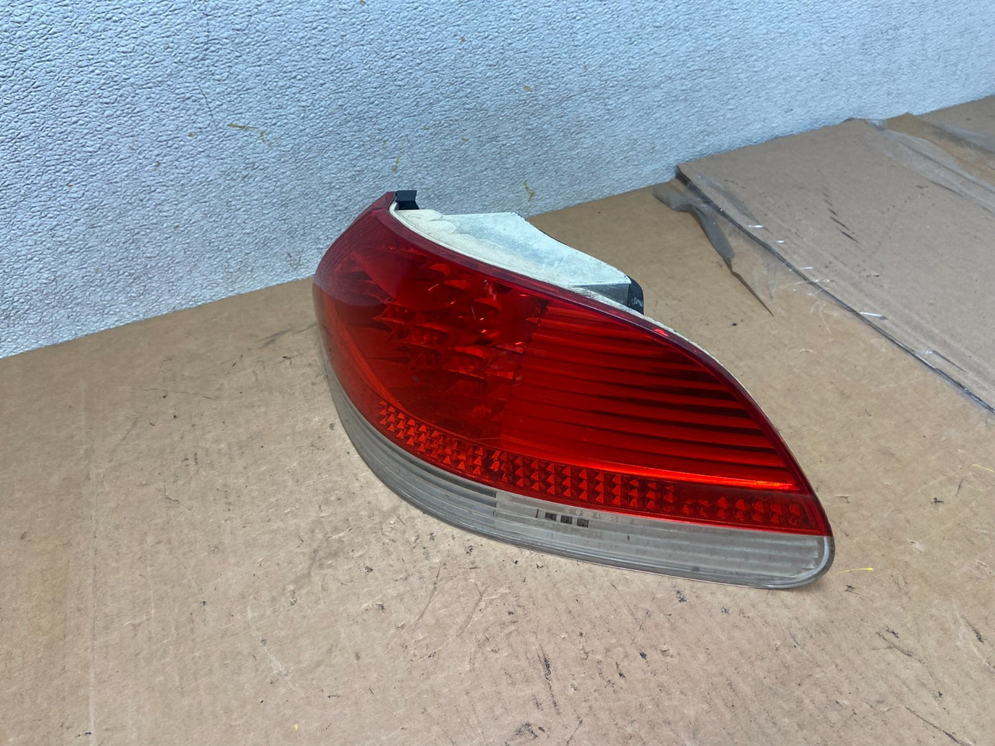 2002 to 2005 BMW 7-Series 745i 760i Right Passenger RH Side Tail Light Oem R48022