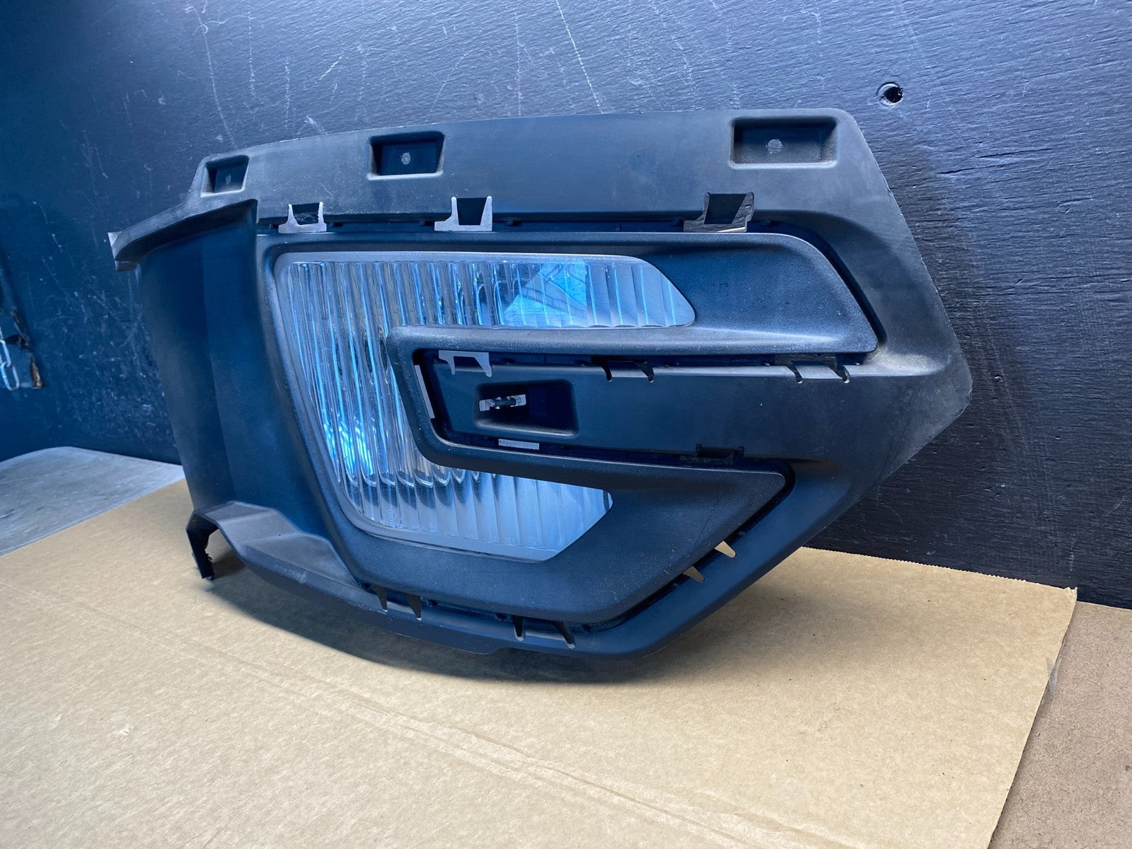 2016 - 2018 Ford Explorer Right Passsenger Fog Light Trim Bezel af6841 DG1