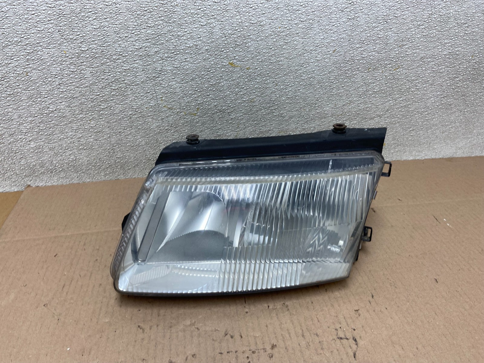 1998 to 2001 Volkswagen Passat Left Driver LH Side Headlight OEM Z3927 DW0