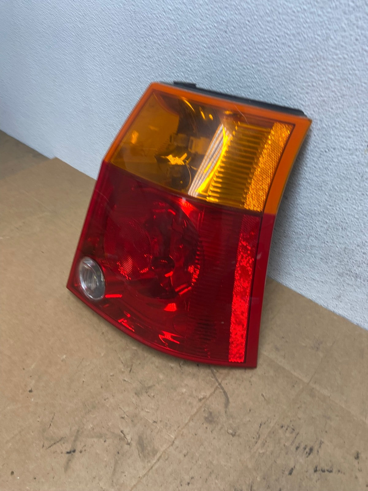 2004 to 2006 Chrysler Pacifica Right Passenger Rh Side Tail Light AD4808 LK1