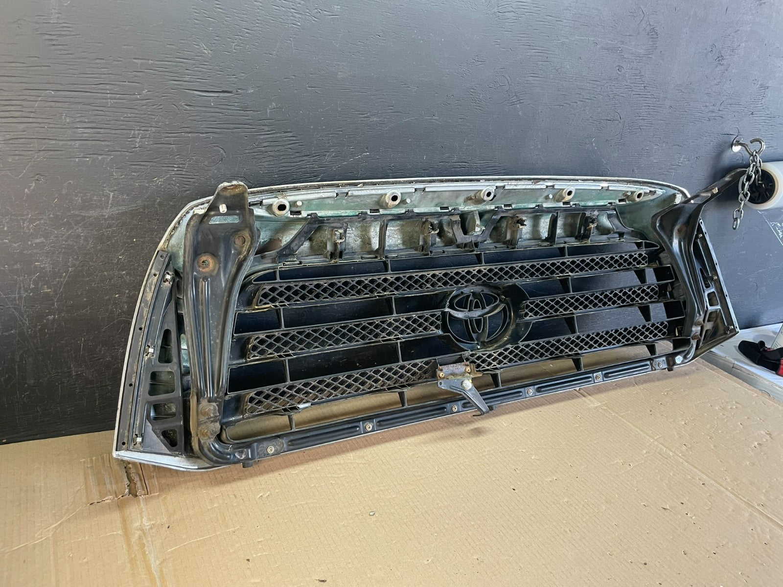 2007 to 2009 Toyota Tundra Front Upper Grill Grille W/ Emblem AE3591 DG5
