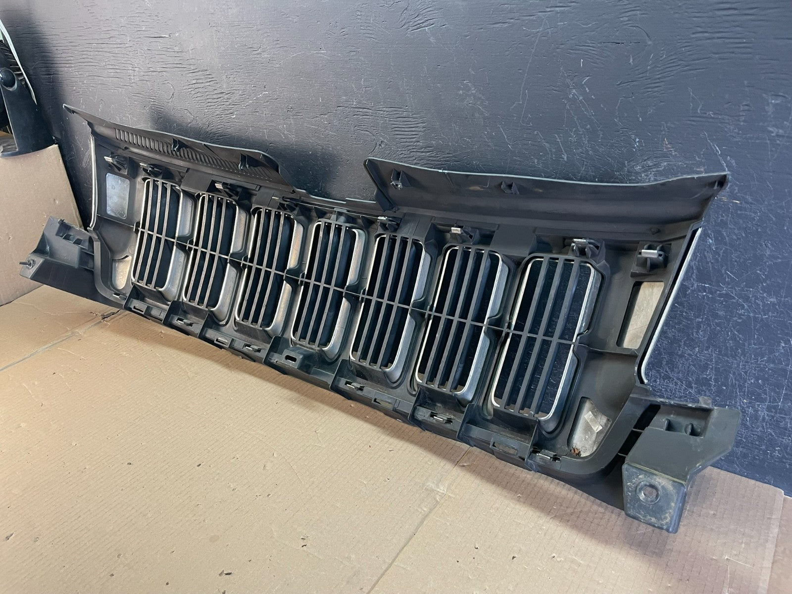 2011 to 2013 Jeep Grand Cherokee Front Upper Grill Grille AE3592 DG4