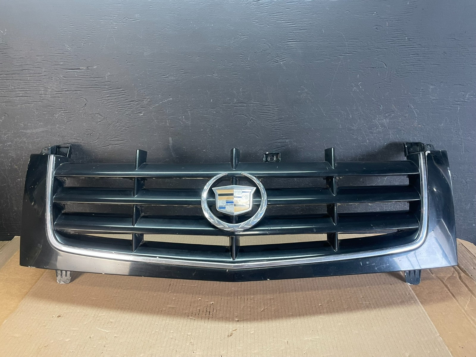 2002 to 2006 Cadillac Escalade Front Upper Grille Grill AE3462 DG0