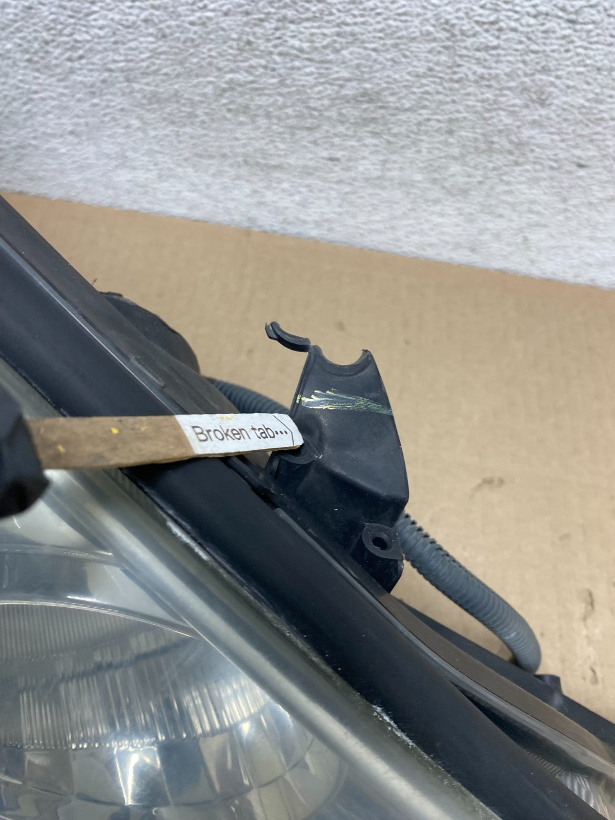 2004-2005 Toyota Sienna Right Passenger Halogen Headlight AG5928 DW5