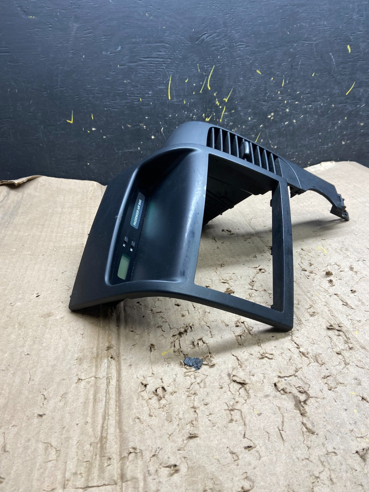 2006-2012 Hyundai Entourage Sedona Center Radio Clock Bezel Air Vent X6316 DG2