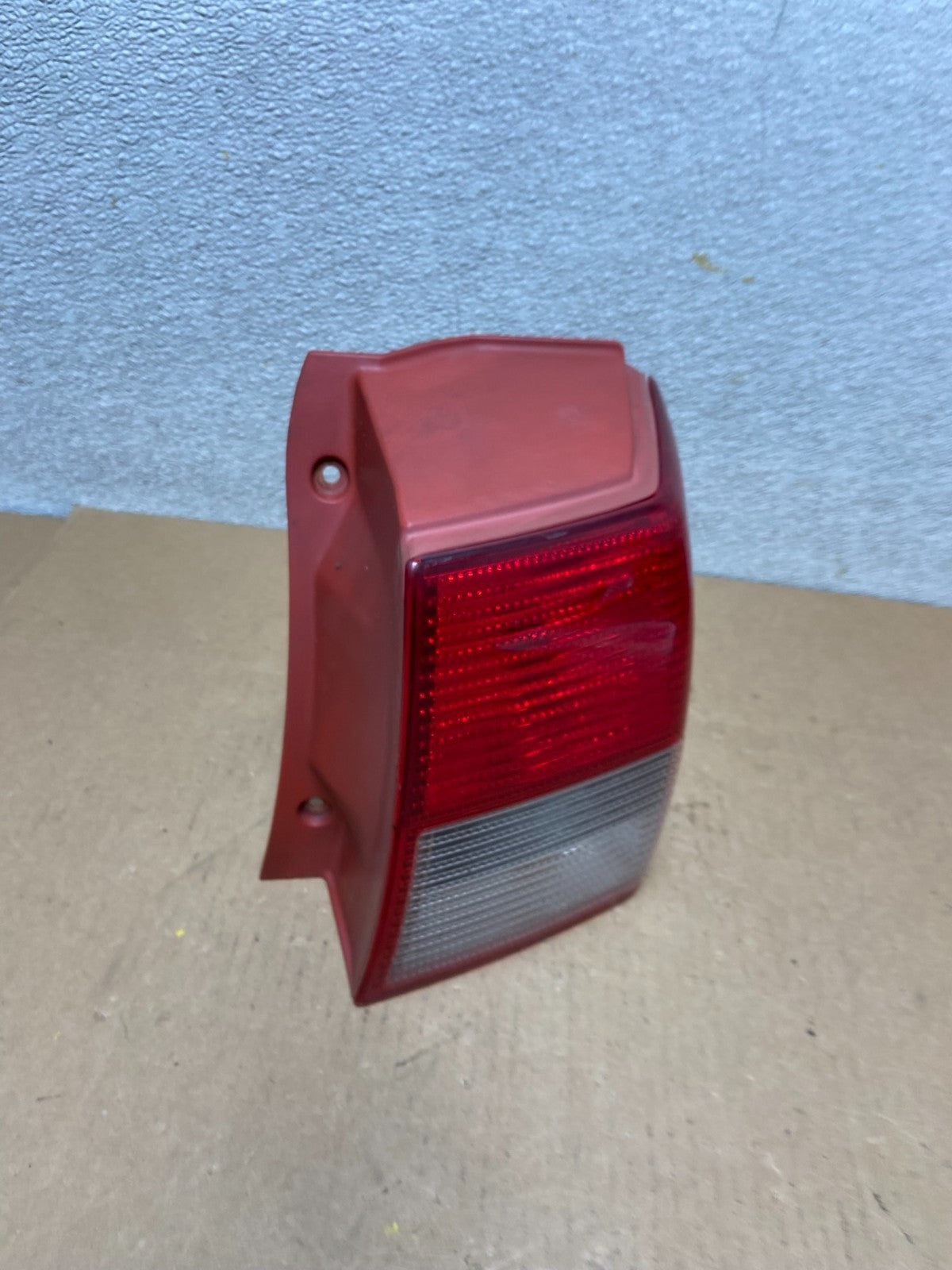 2004-2005 Mitsubishi Endeavor Right Passenger Rh Tail Light Oem Z6694 DW2
