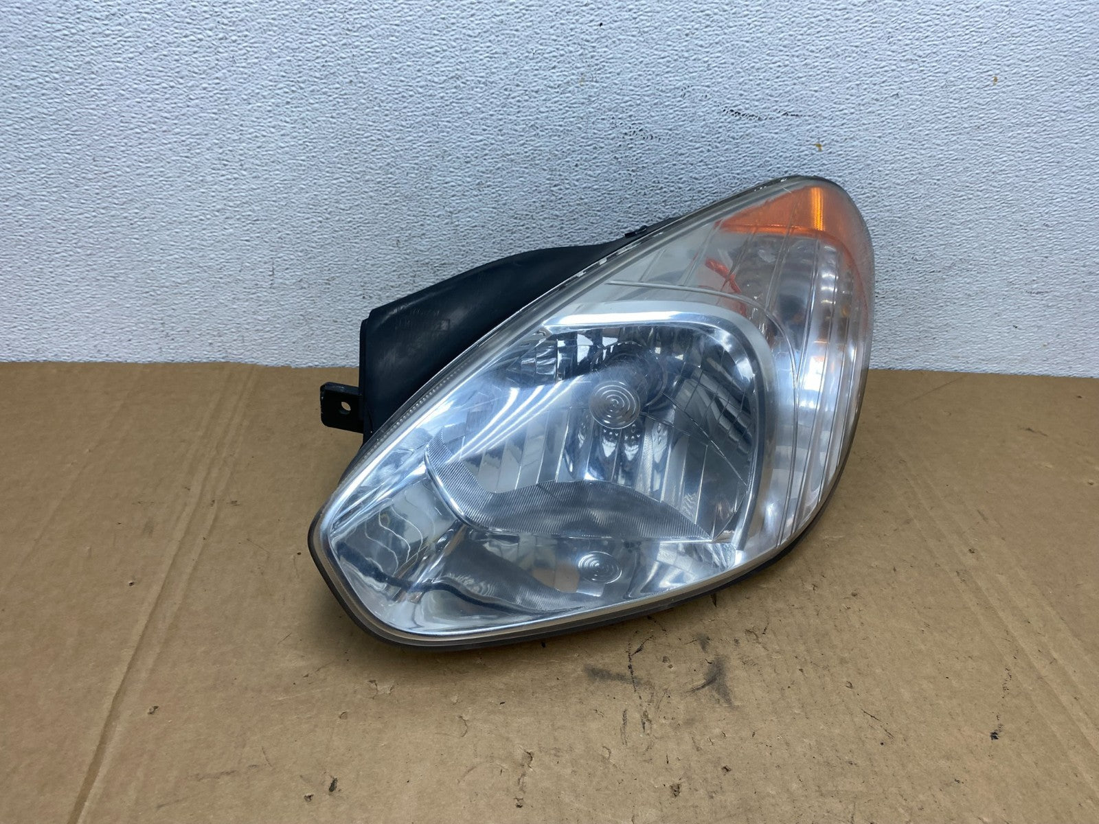 2006 to 2011 Hyundai Accent Sedan Left Driver LH Halogen Headlight AD2810 DW2