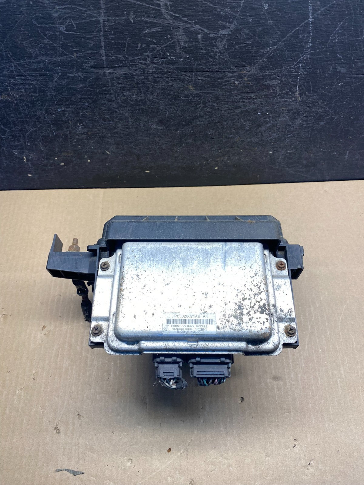 2005 2006 Chrysler 300 Totally Integrated Power Module Fuse Box TIPM ag7503 DG4