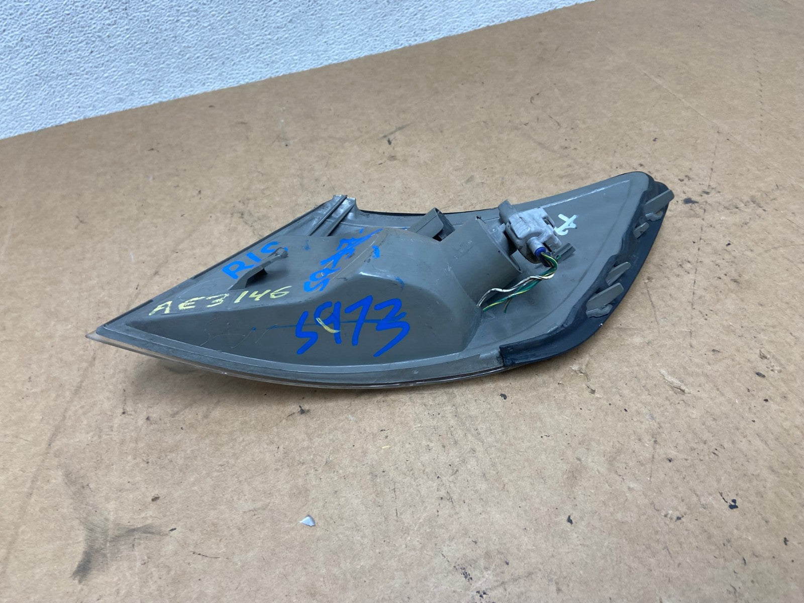 2000 to 2001 Lexus ES300 Right Passenger RH Side Turn Signal AE3146 LK7
