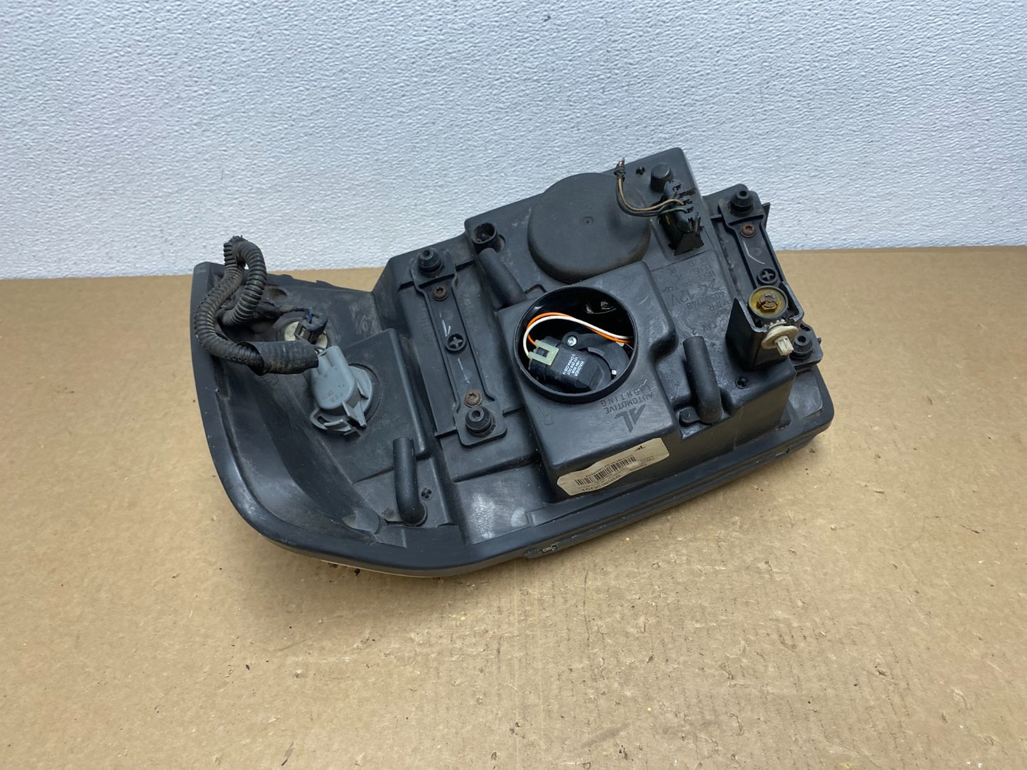 2002 to 2009 Gmc Envoy Right Passenger RH Side Headlight Halogen AC1359 DW6