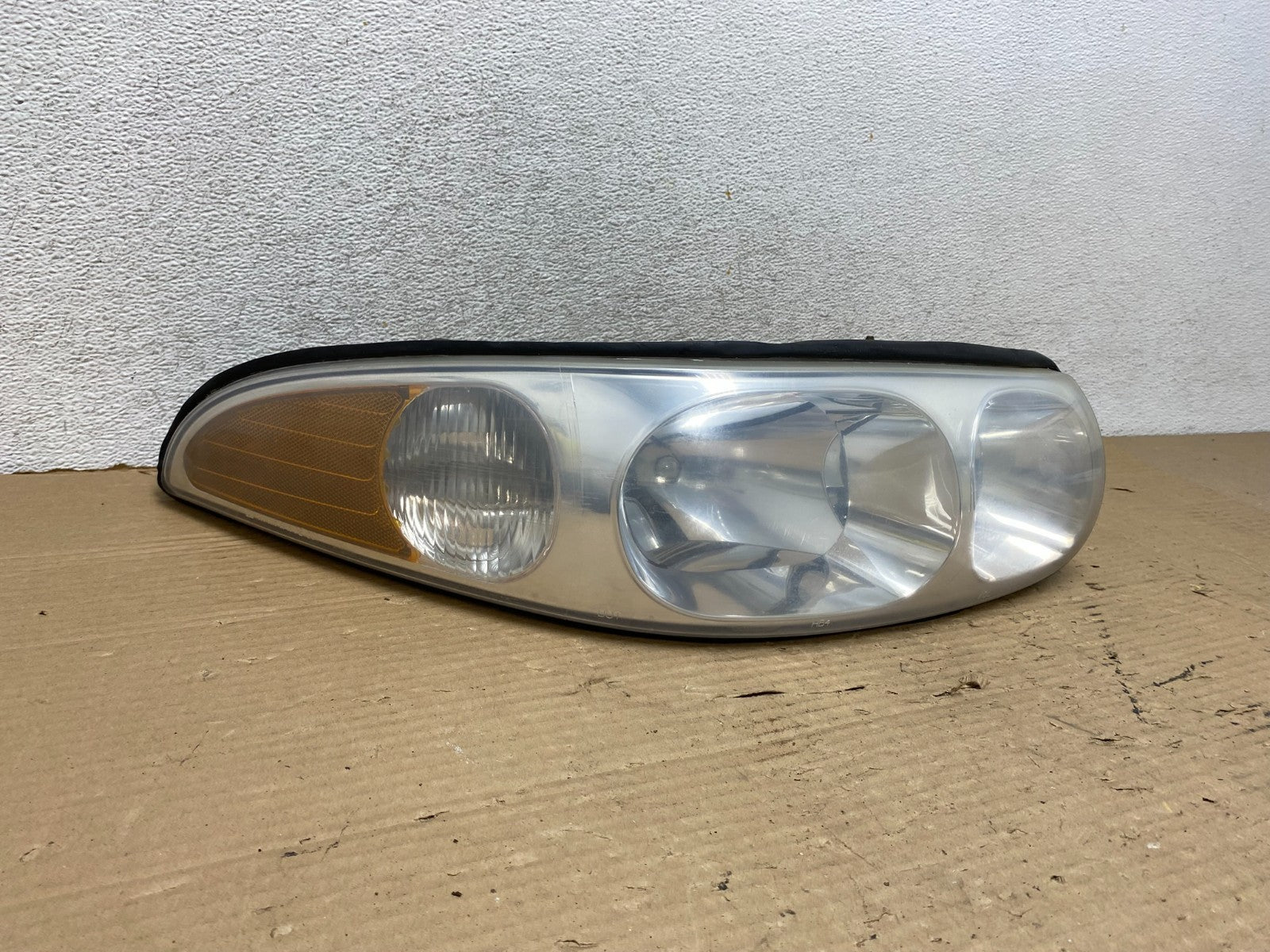 2000 to 2005 Buick Lesabre Headlight Right Passenger Side Halogen AG9121 DW1