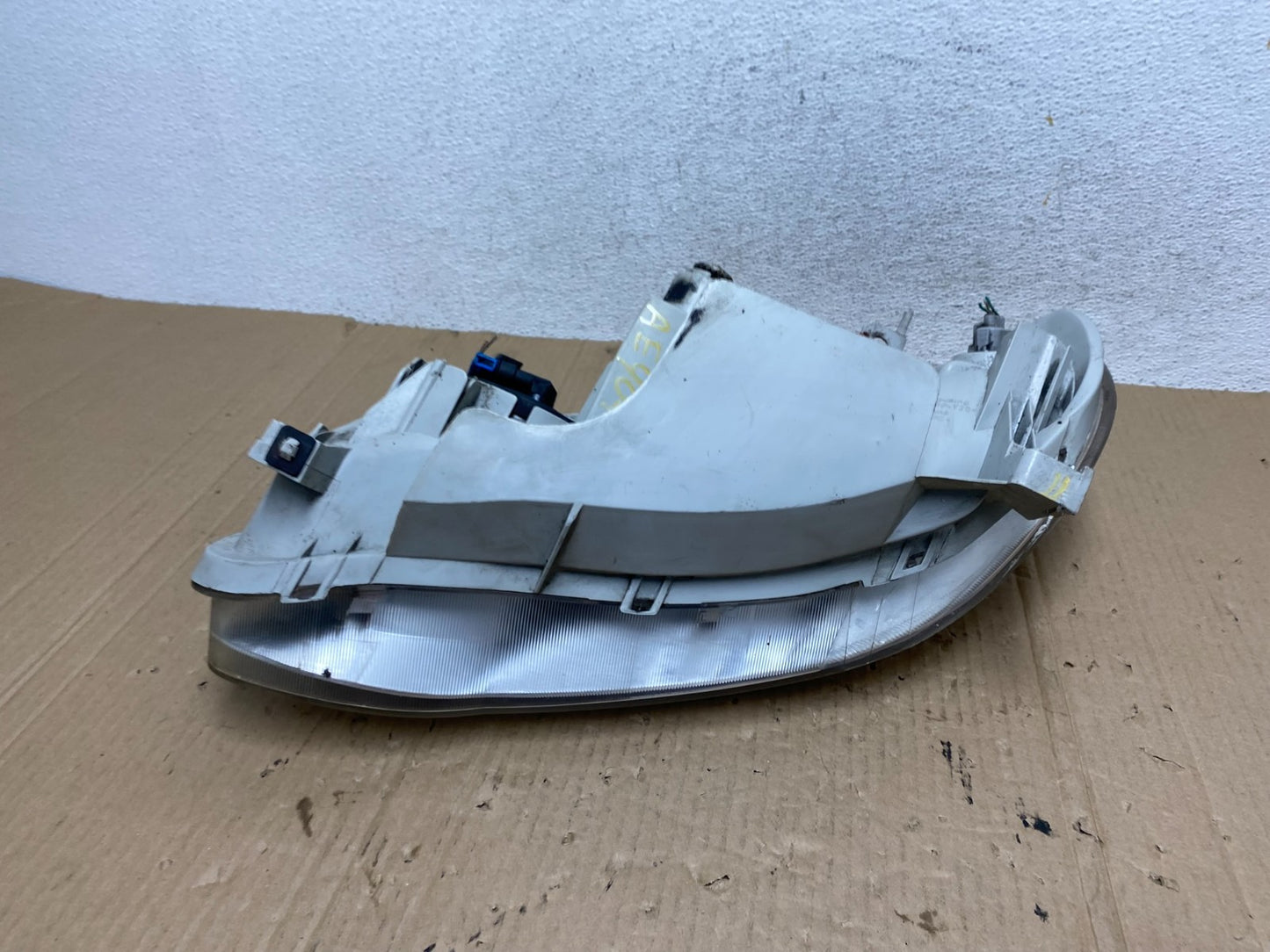 2003 to 2004 Toyota Corolla Right Passenger RH side Headlight AE9040 DW9