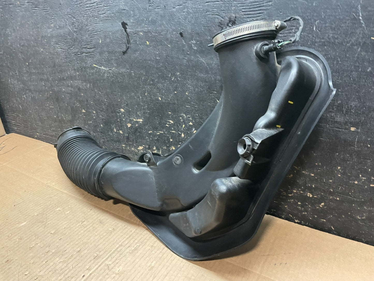 2011 to 2018 Chrysler 300 3.6L Air Intake Duct Tube Cleaner OEM y1744 DG5