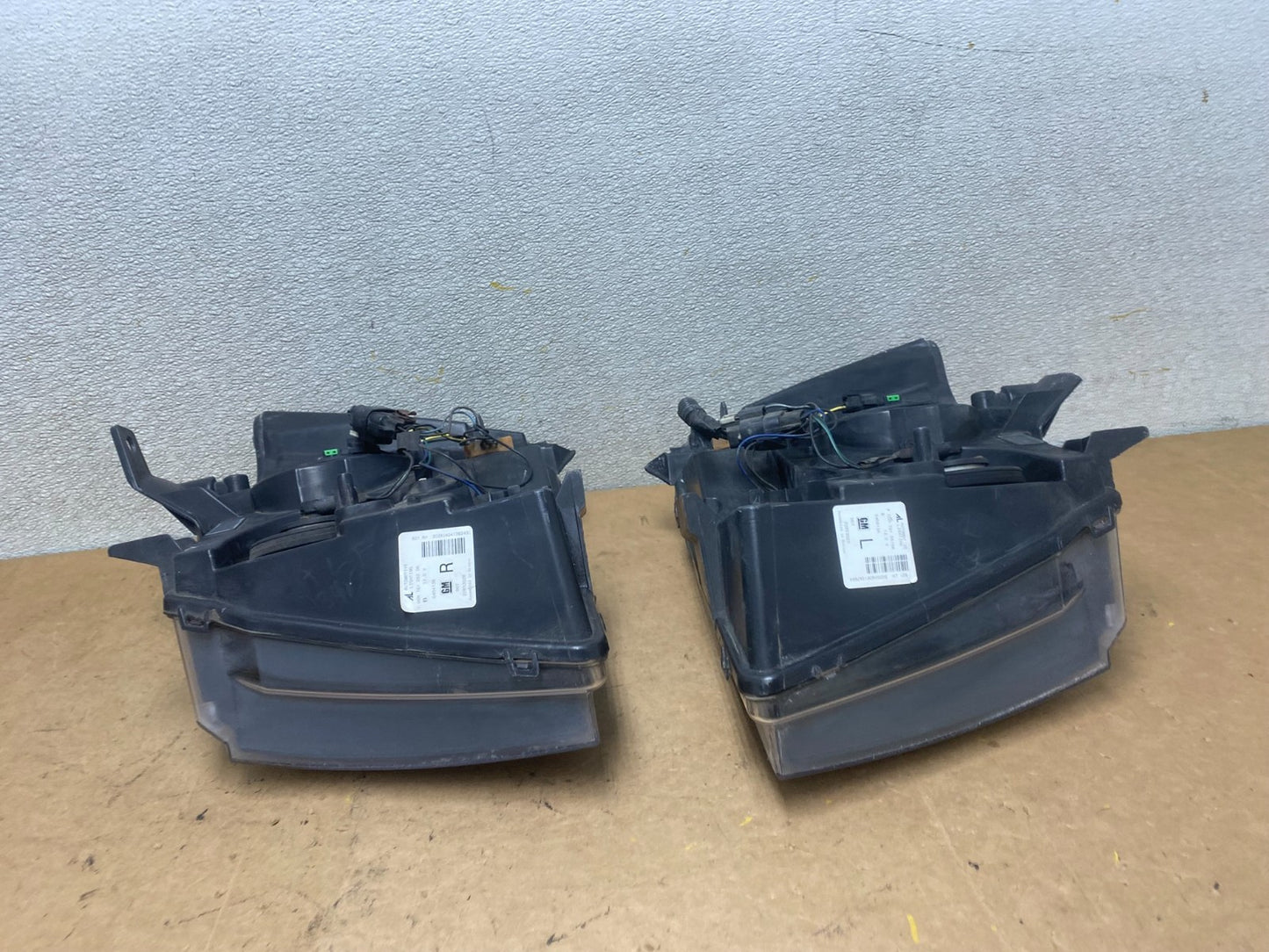 2007 to 2013 Chevrolet Suburban Tahoe Left+Right Set Headlights X5541 DW14