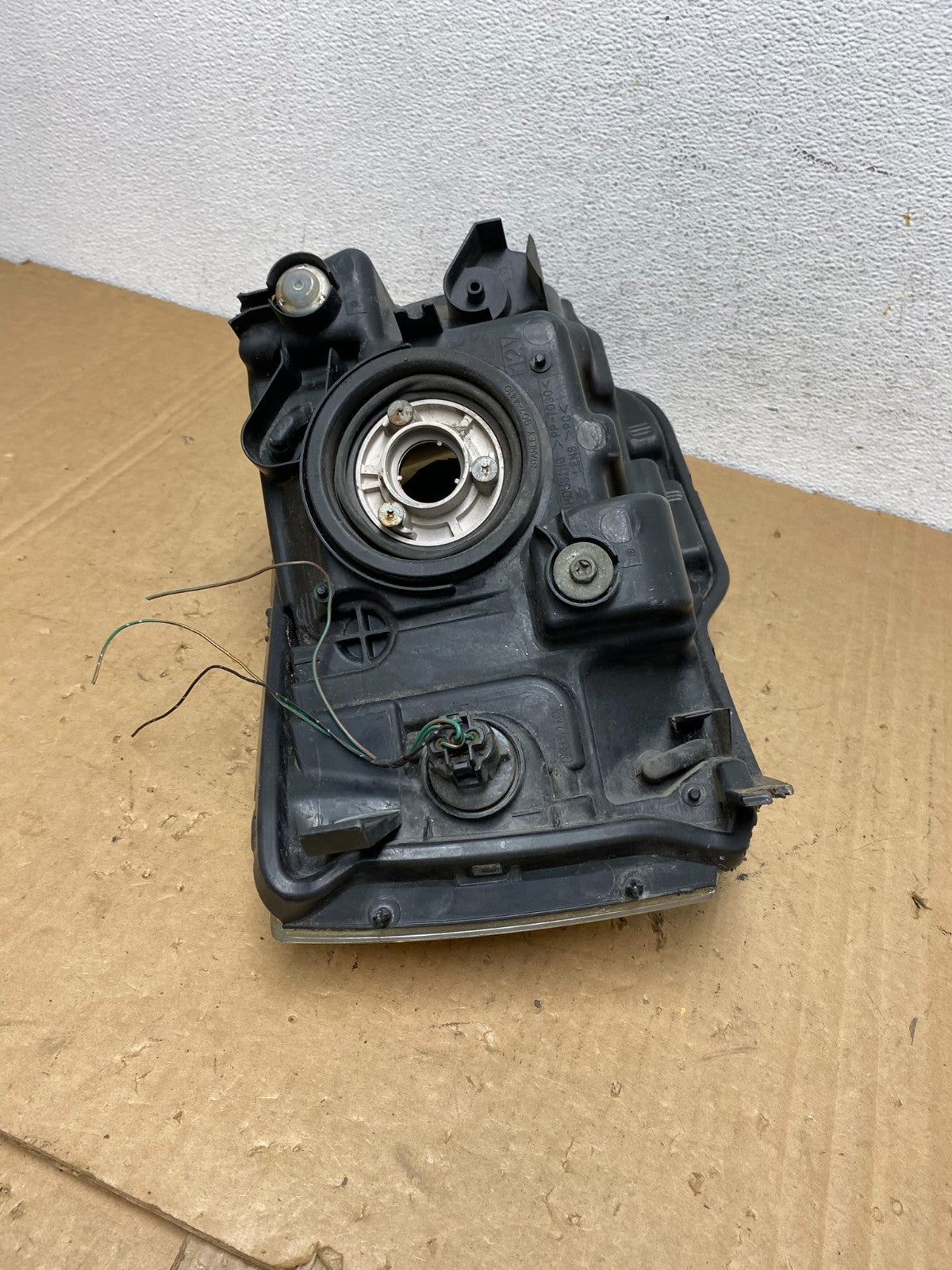 2004 - 2008 Mitsubishi Endeavor Headlight Left Driver Lh Side AD3302 DW8