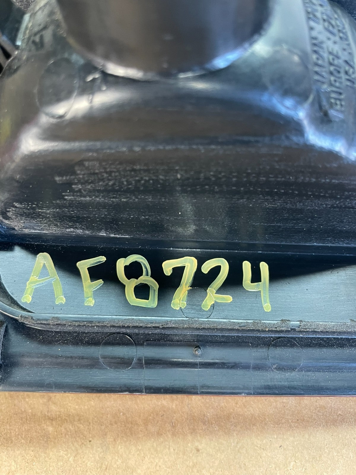 2000 to 2004 Subaru Legacy 4dr Sedan Trunk Center Tail Light Panel AF8724 DG4