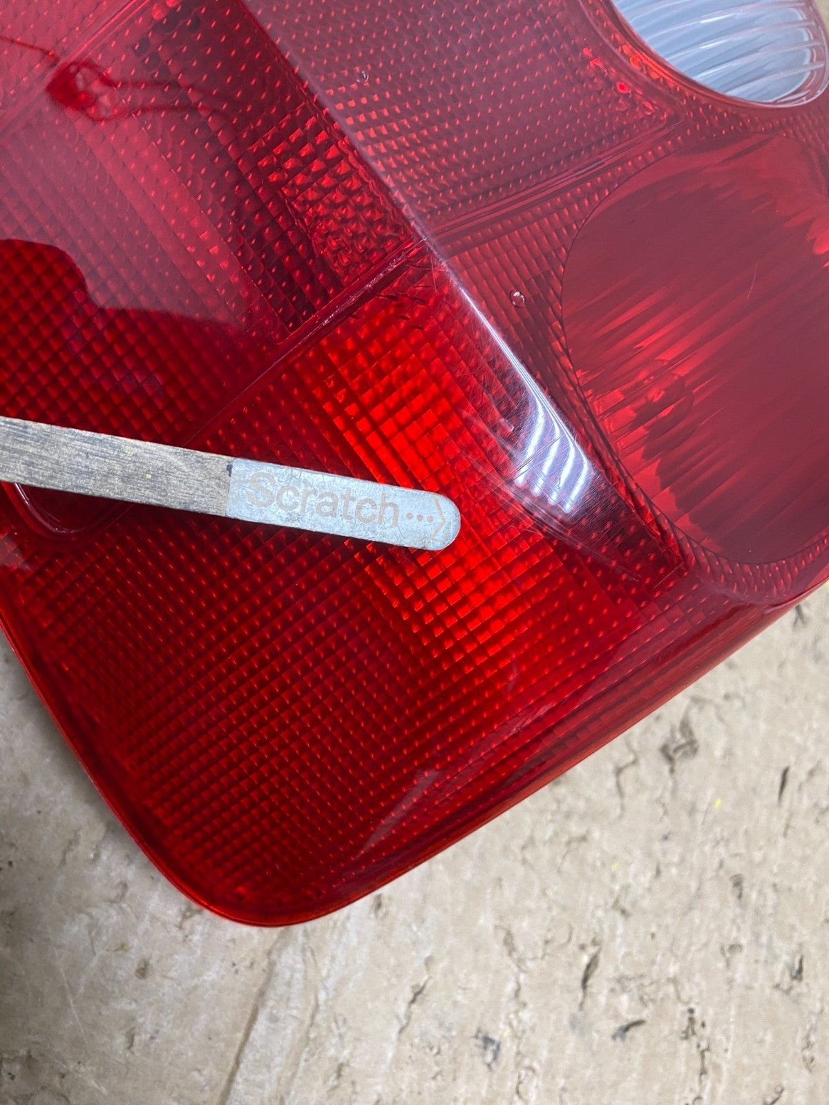 2002-2003 Honda Civic Si Ep3 Hatchback Right Passenger  Tail Light OEM V4558 DG4