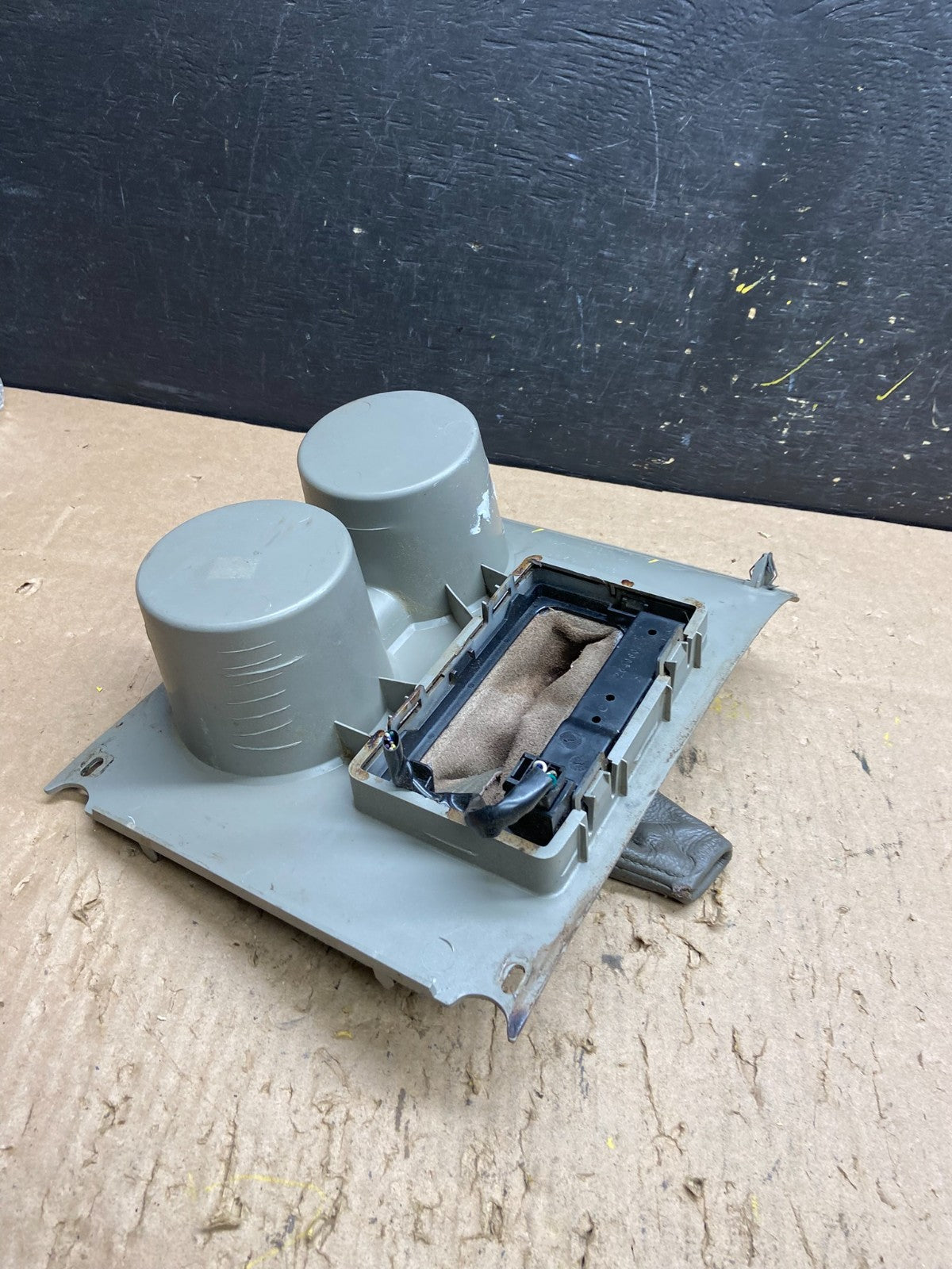 2003 to 2004 Lincoln Navigator Center Console Cup Holder Oem T6115 DG3