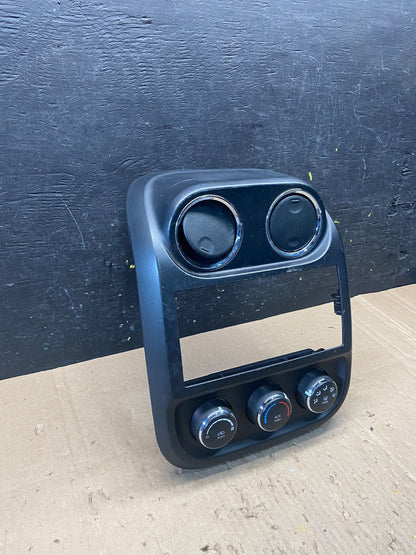 2011 to 2017 Jeep Compass Dash Climate Temperature Control Radio Bezel r8988 DG1