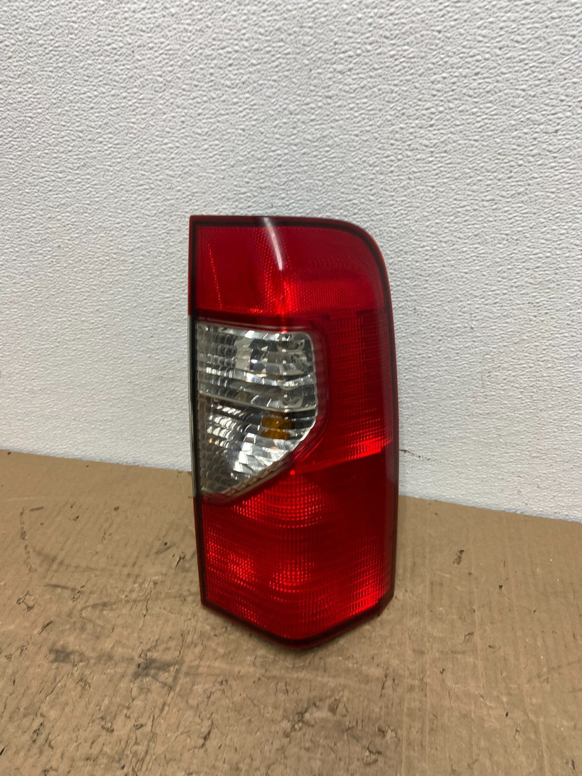 2002 2003 2004 Nissan Xterra Right Passenger RH Side Tail Light OEM AB9887 DW0