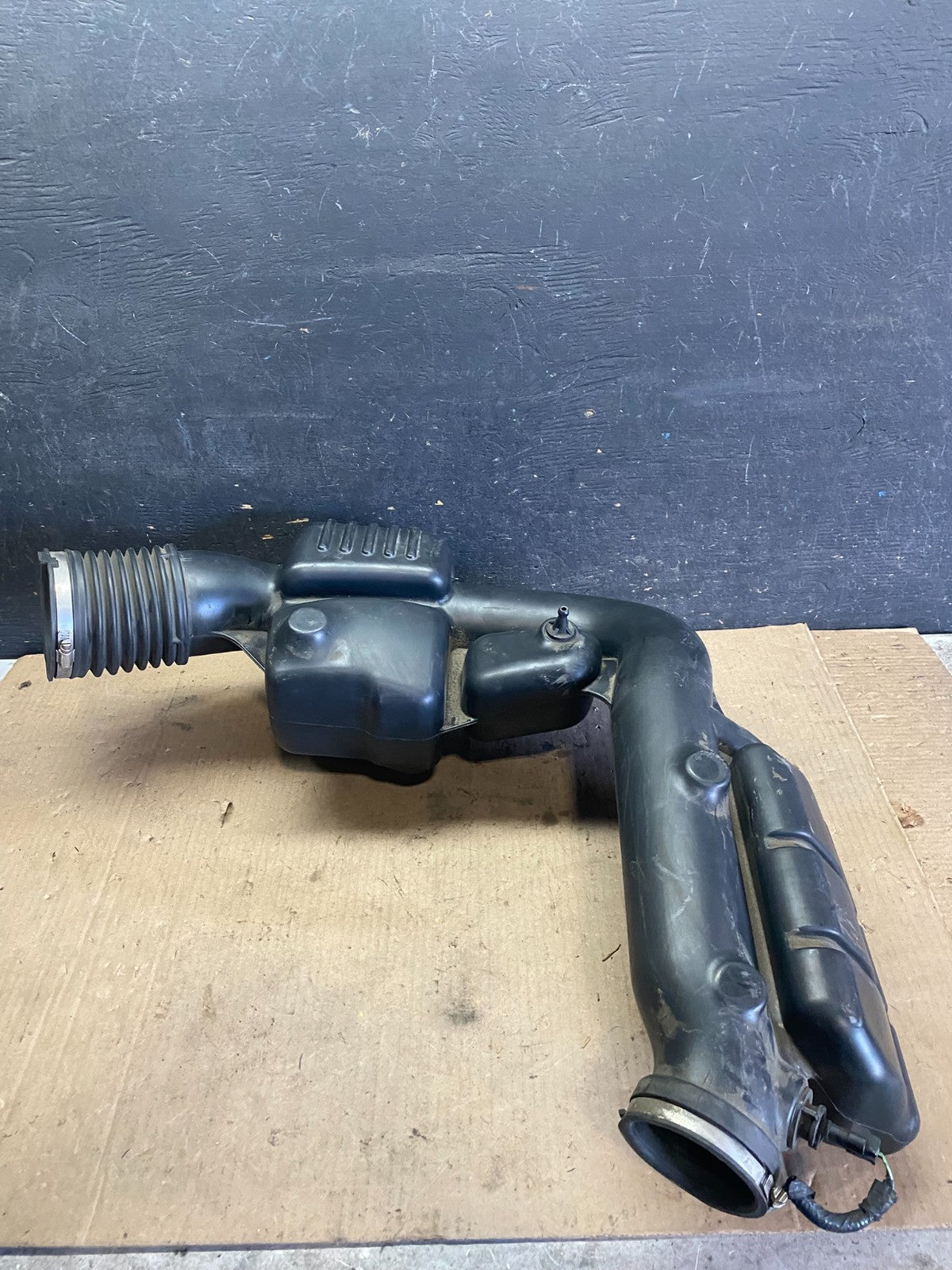 2011 - 2013 Dodge Durango 3.6L Resonator Air Intake Tube OEM q5846 DG2