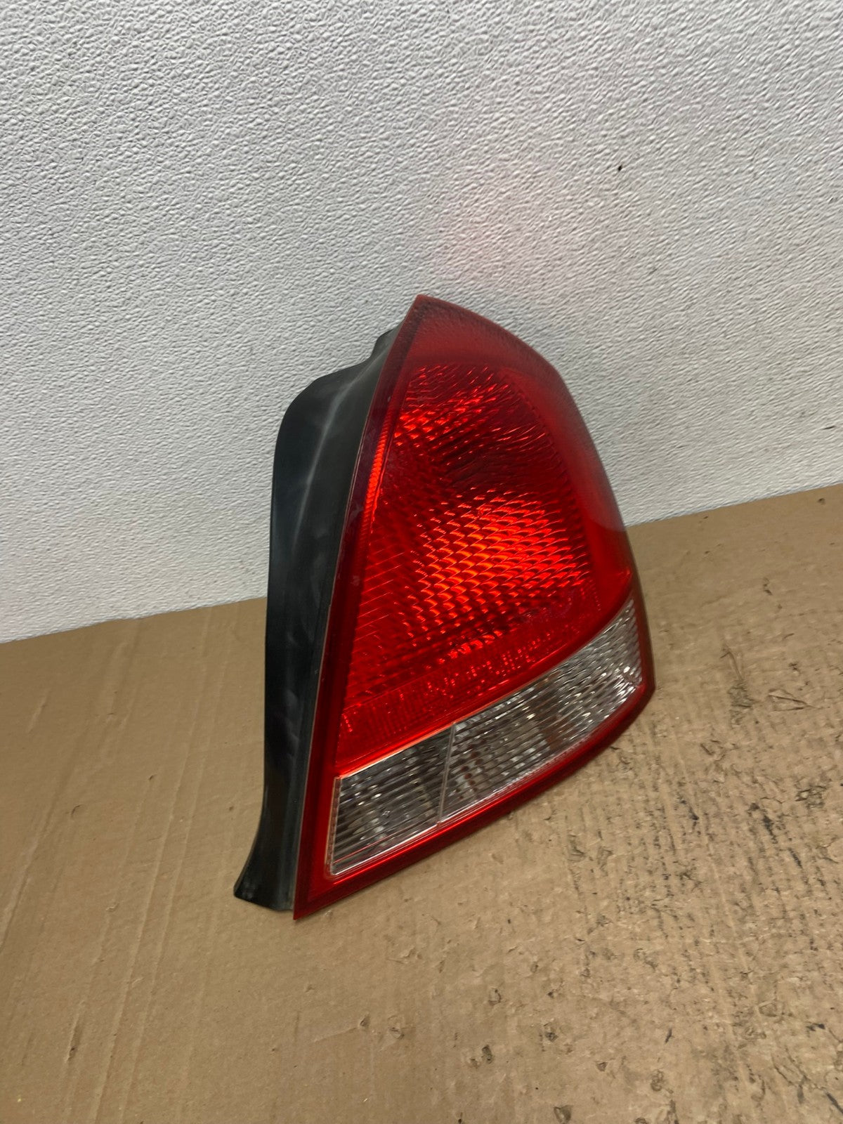 2001 2002 2003 Hyundai Elantra Right Passenger Rh Tail Light AC4155 LK2