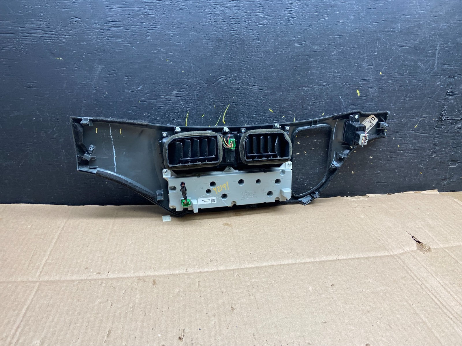 2005 to 2010 Honda Odyssey  Radio Climate Control Dash Trim Bezel Oem Y2191 DG3