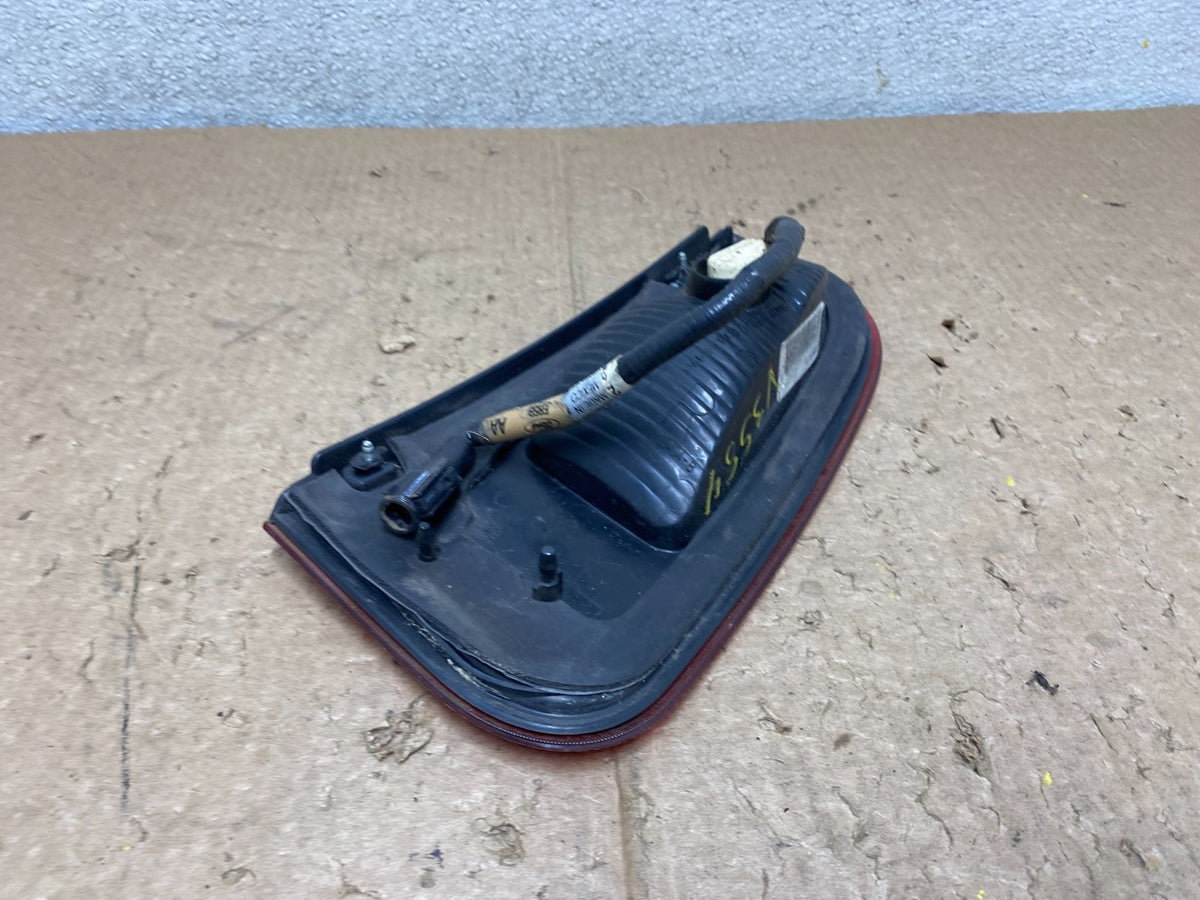 2003-2006 Lincoln Navigator Right Passenger Side Tail Light Inner V3584 DW5
