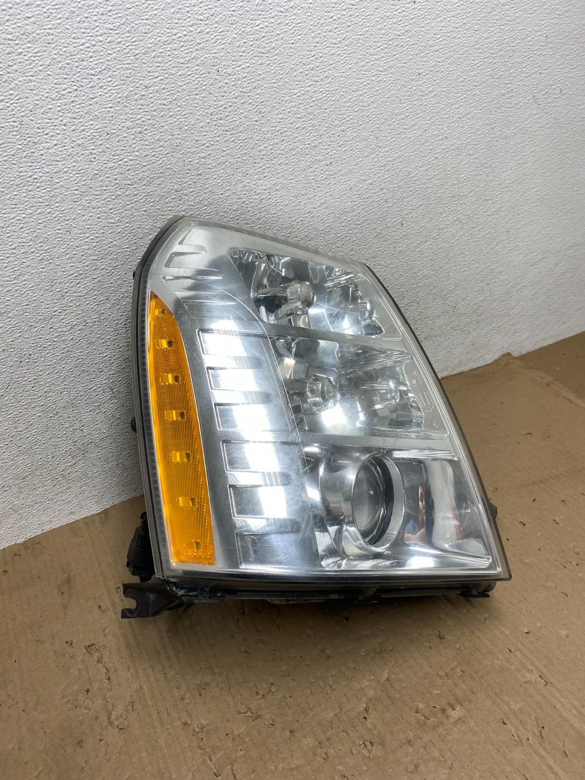2007 - 2014 Cadillac Escalade Right Passenger Side Xenon HID Headlight AE9252 DW2