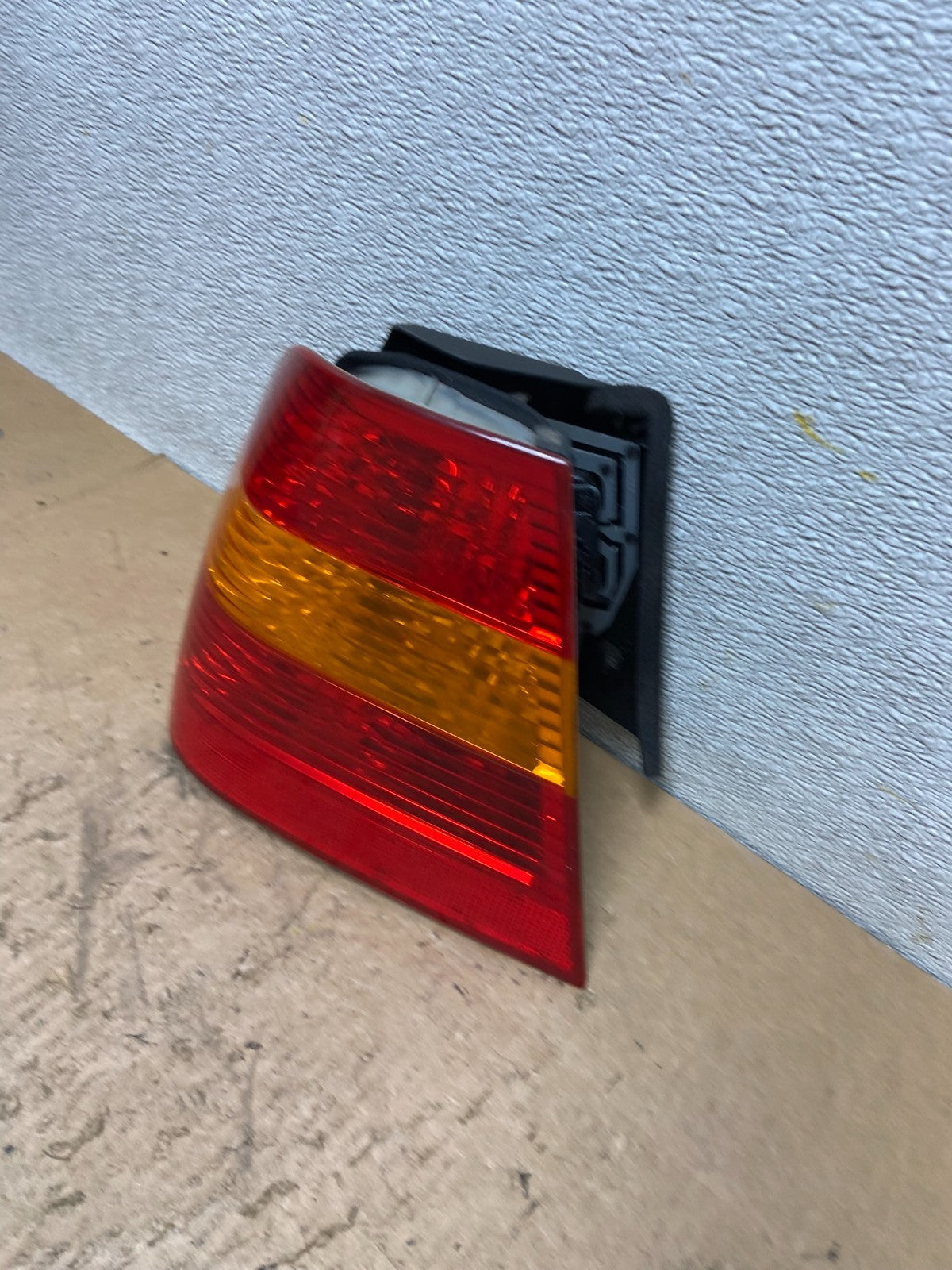 2002 -  2005 BMW 3 E46 Series Left Driver Side Lh Tail Light AA0071 DW1
