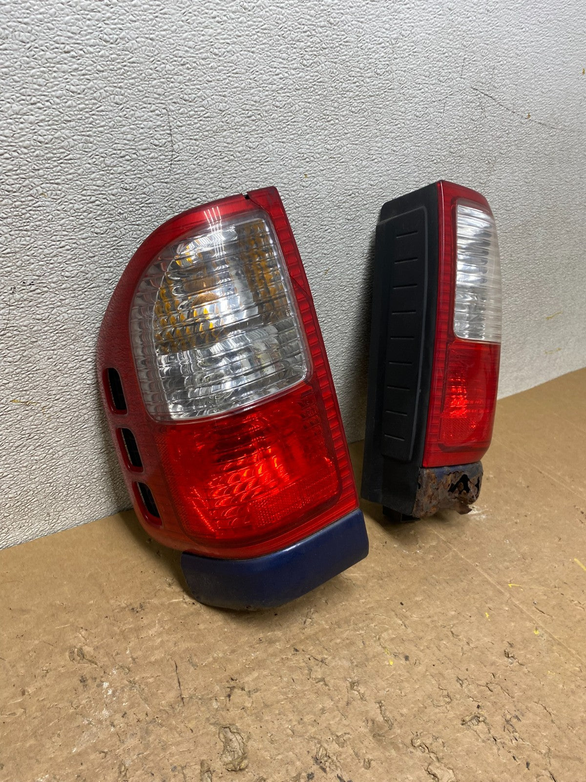 2000 to 2004 Isuzu Rodeo Left+Right Side Tail Lights OEM V6413 DW2