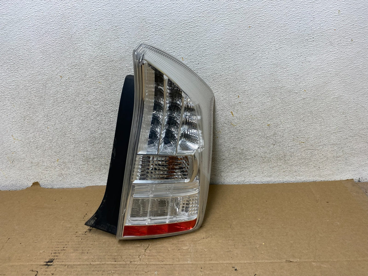 2010 2011 Toyota Prius Tail Light Right Passenger Side AH8100 DW0