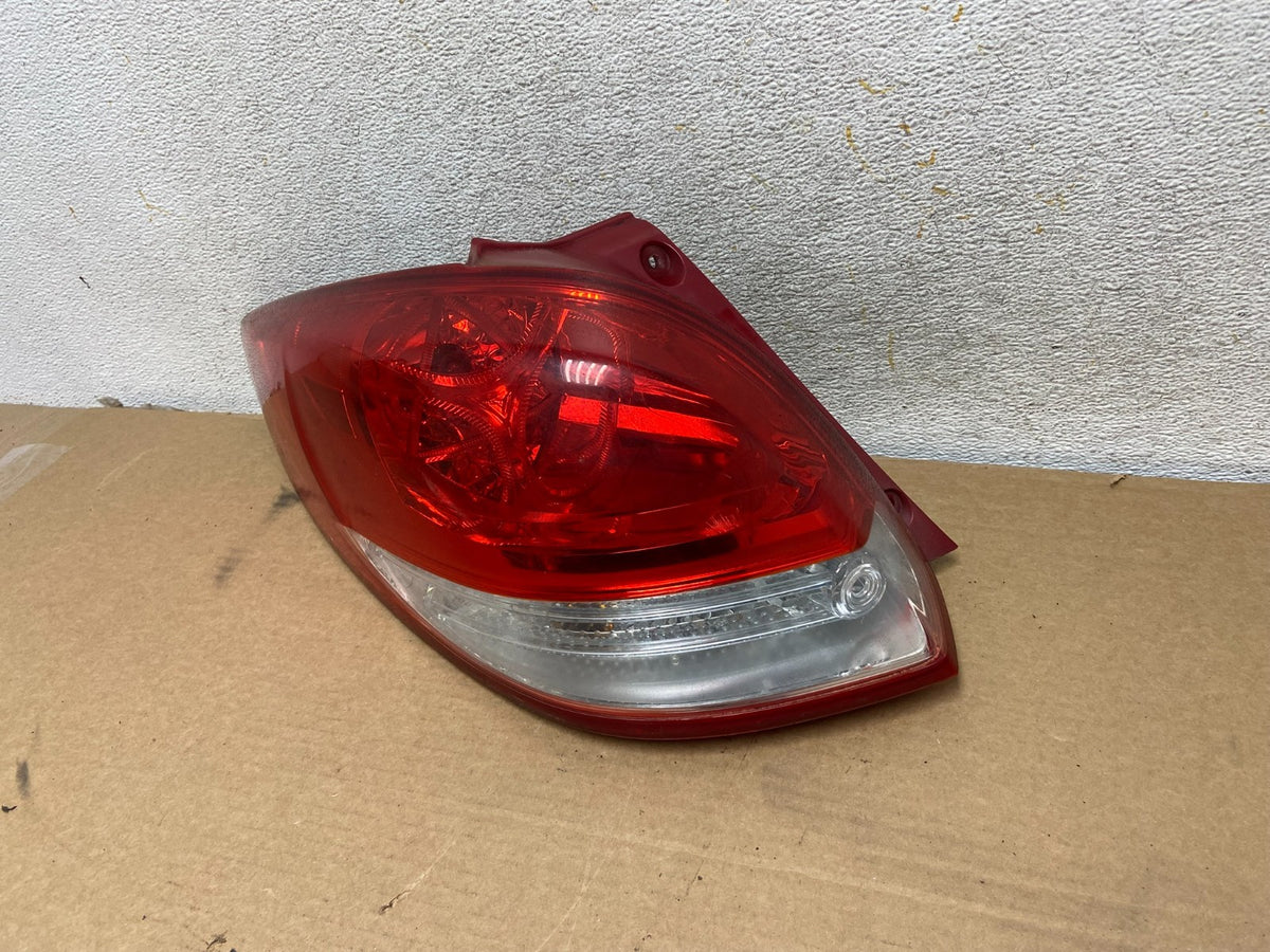 2012 to 2017 Hyundai Veloster Left Driver LH Tail light AH4435 DW2