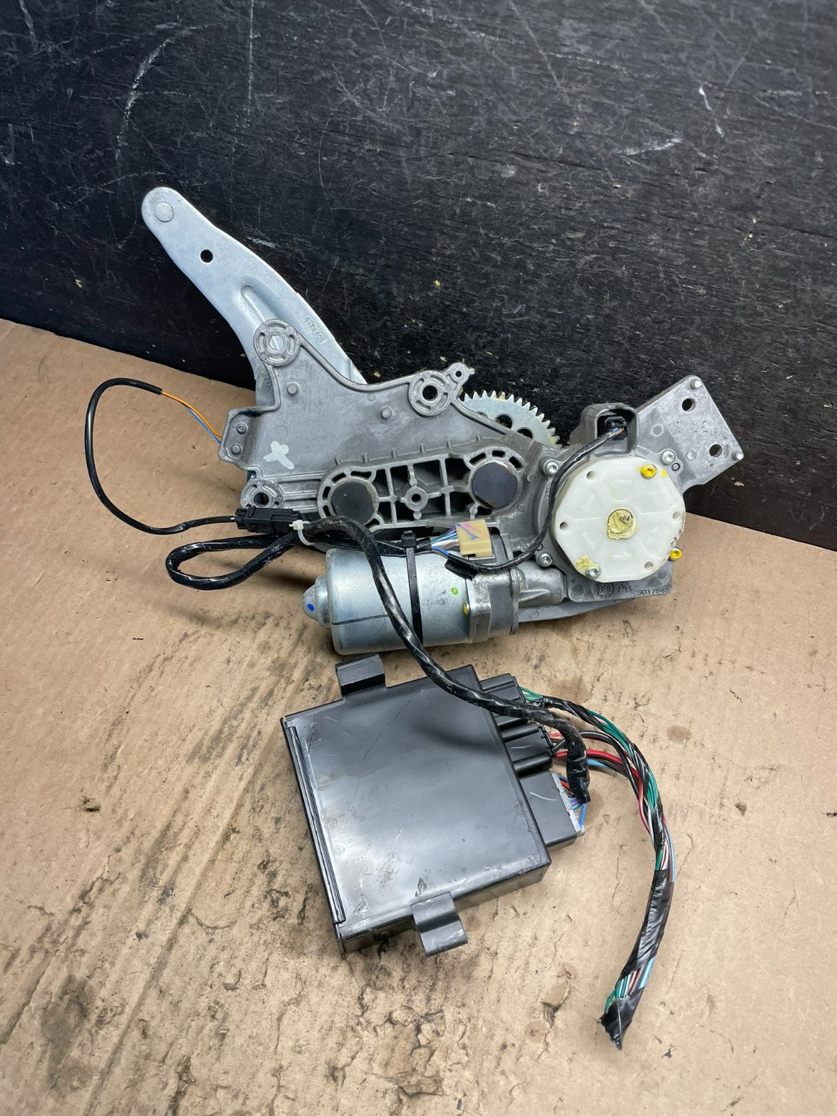 2009 to 2016 GMC Acadia Rear Trunk Liftgate Power Motor Actuator OEM U1331 DG0