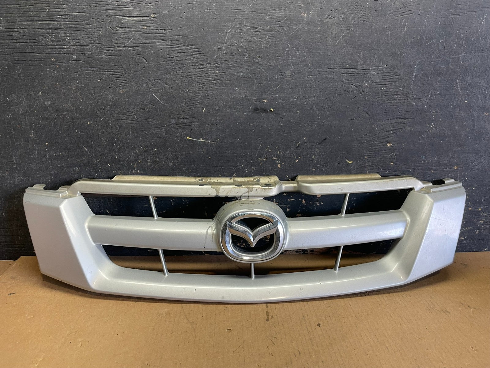 2005 - 2006 Mazda Tribute Front Upper Grille Grill Oem aa2255 DG0