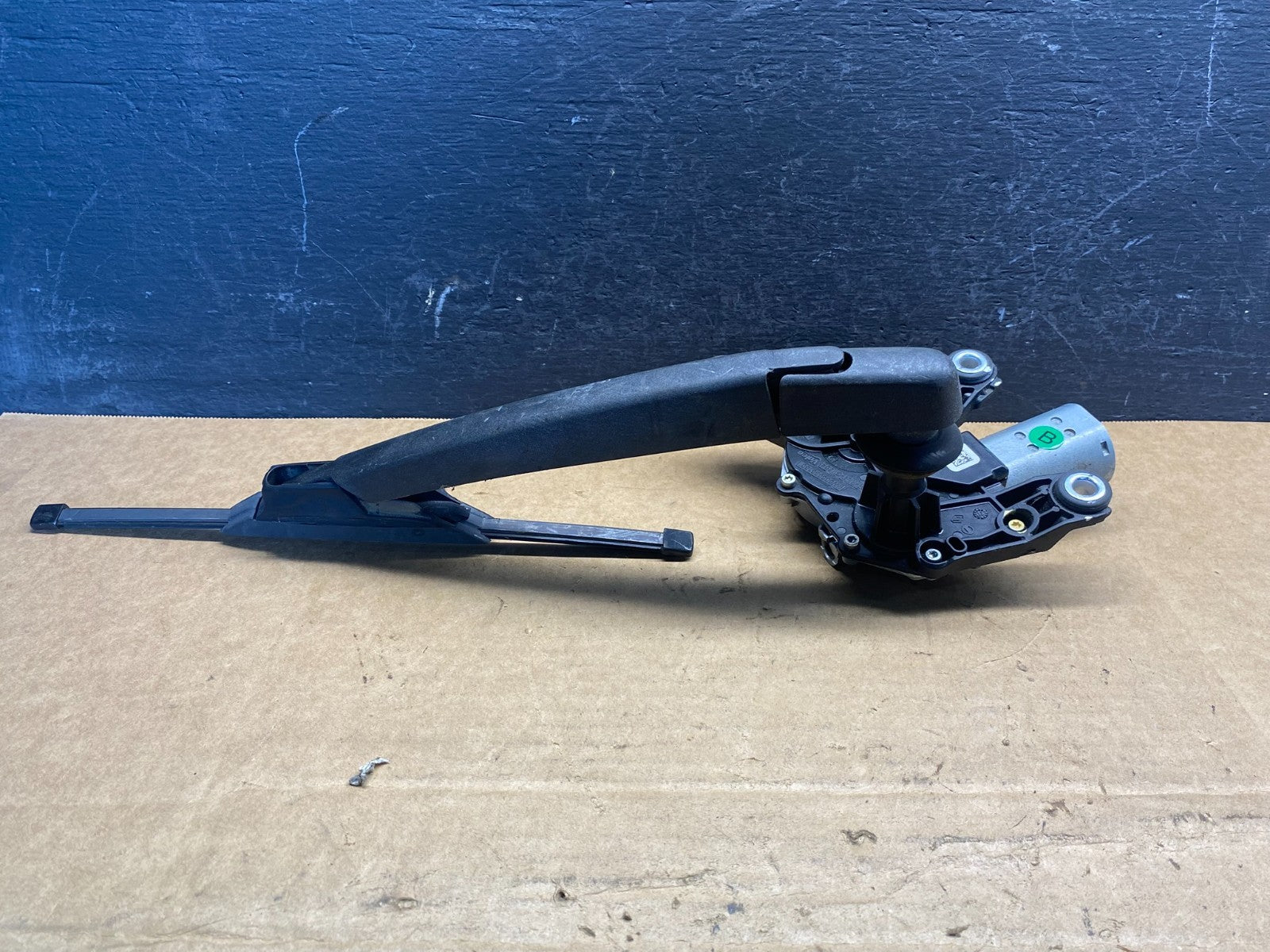 2013-2016 Nissan Pathfinder Back Door Rear Wiper Motor Wiper Blade AD7418 DG3