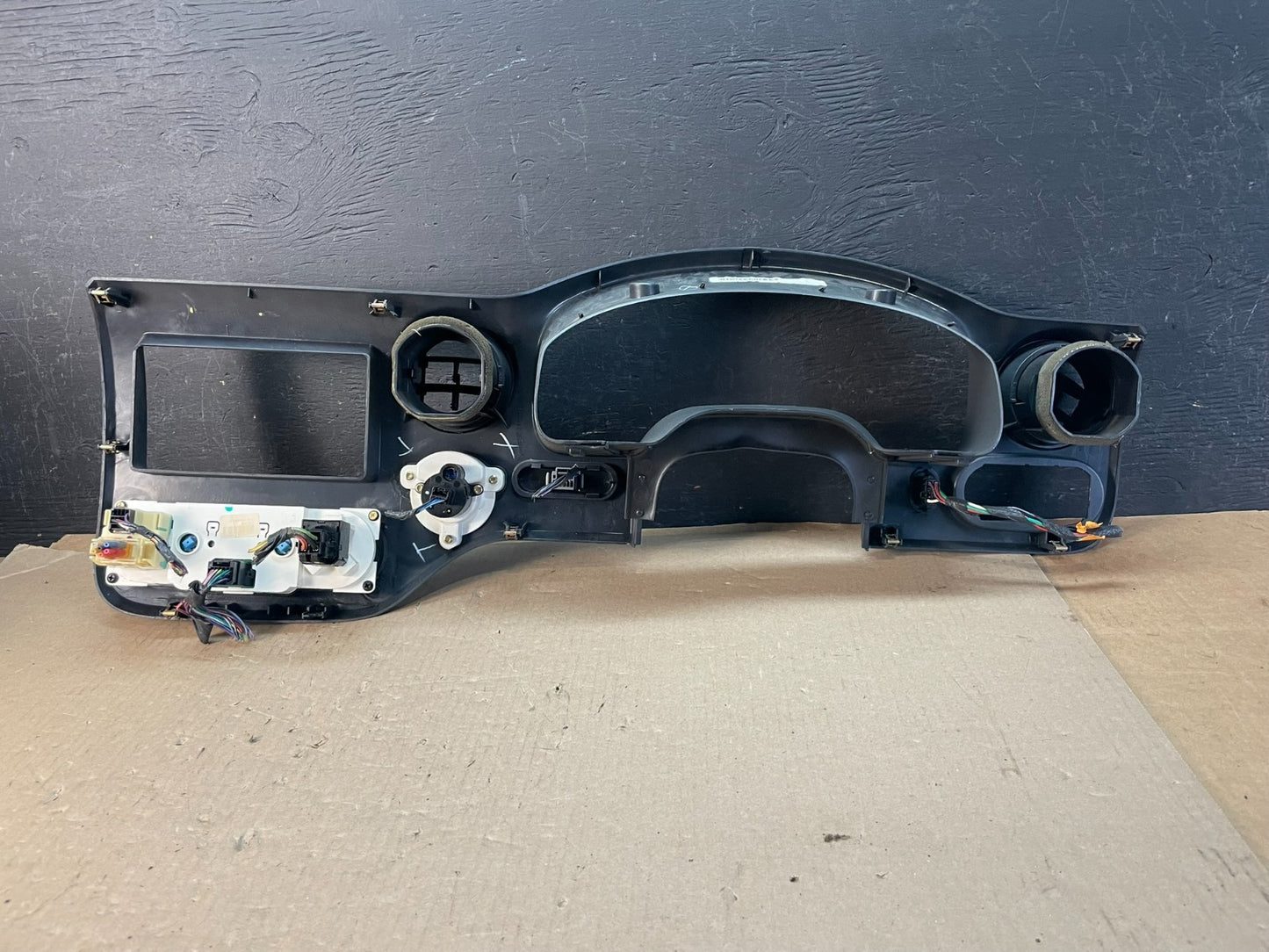 2003 - 2006 Ford Expedition Dashboard Speedometer Radio Bezel Air Vent AE3339 DG5