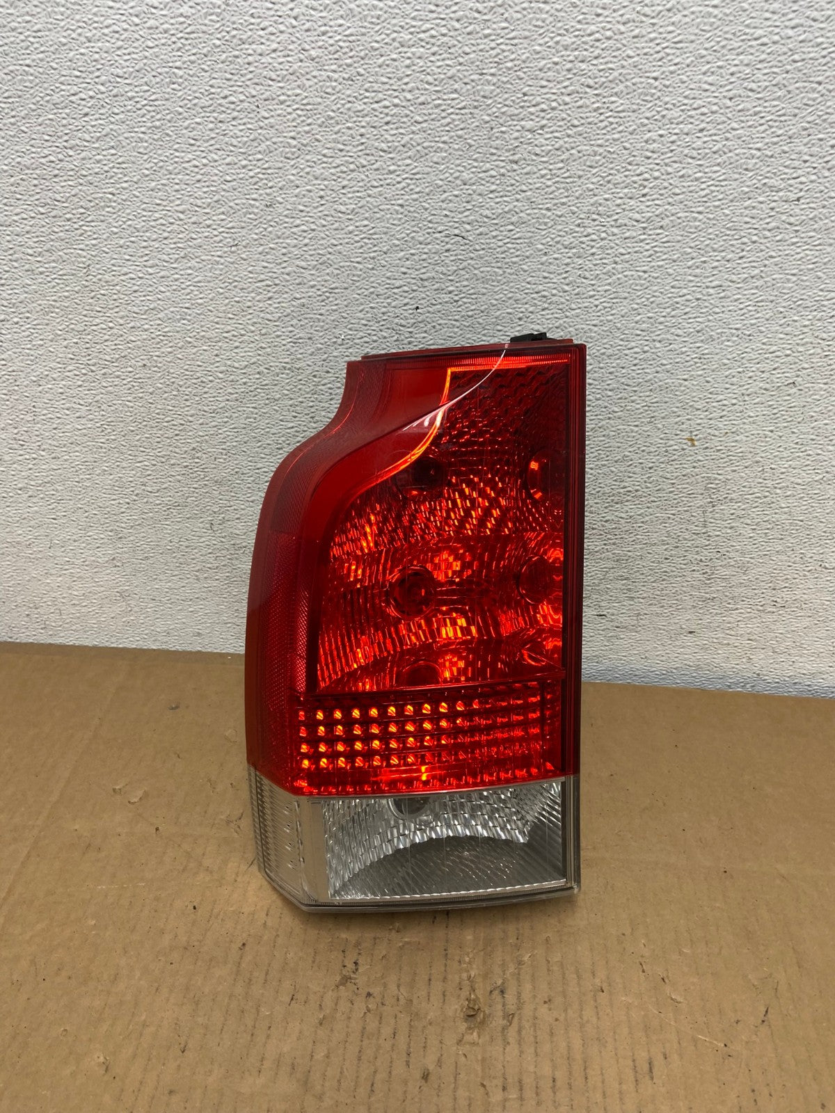 2005 to 2007 Volvo Xc70 V70 Left Driver LH Tail Light AD0841 LK0