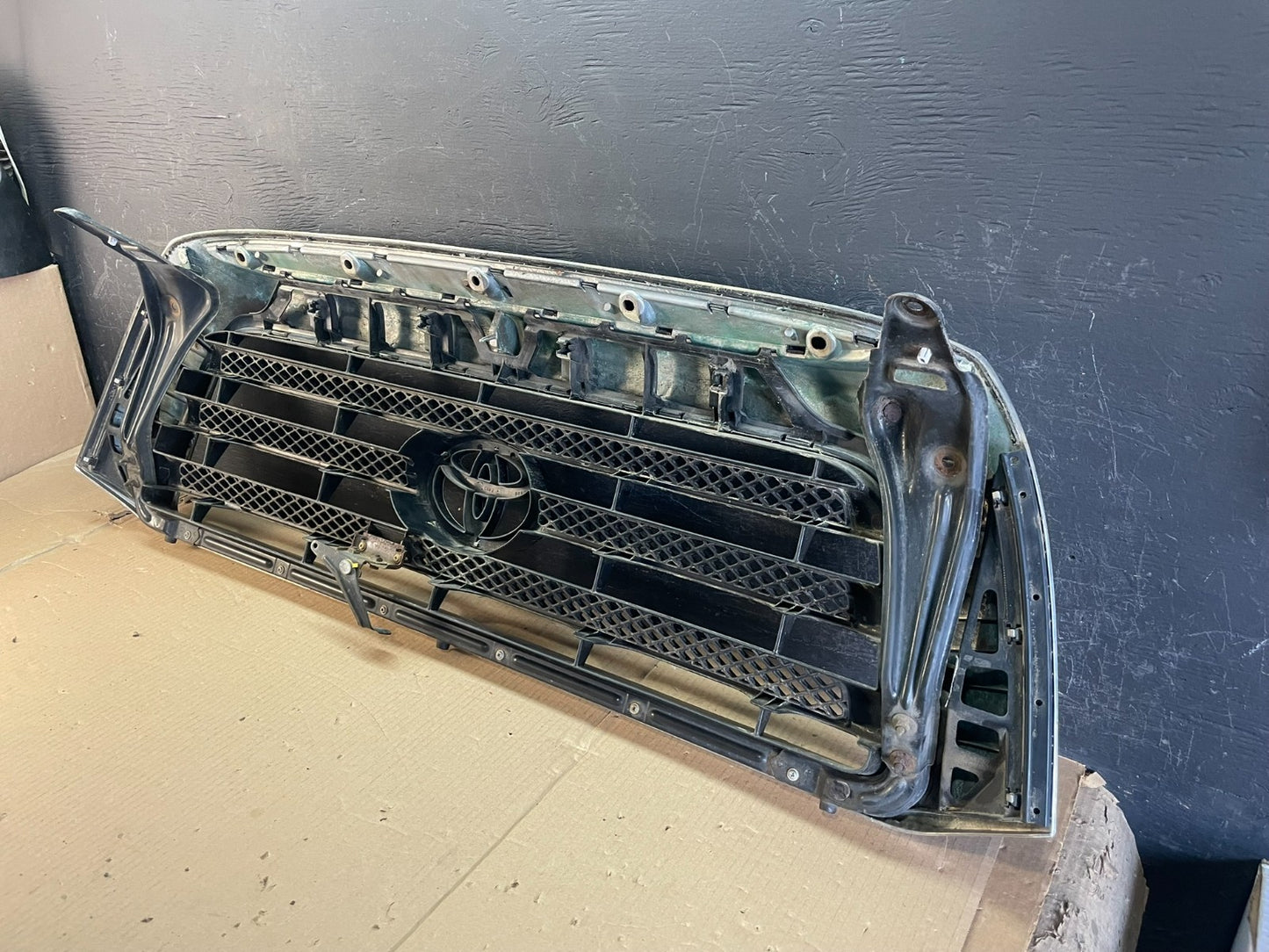 2007 to 2009 Toyota Tundra Front Upper Grill Grille W/ Emblem AE3591 DG4