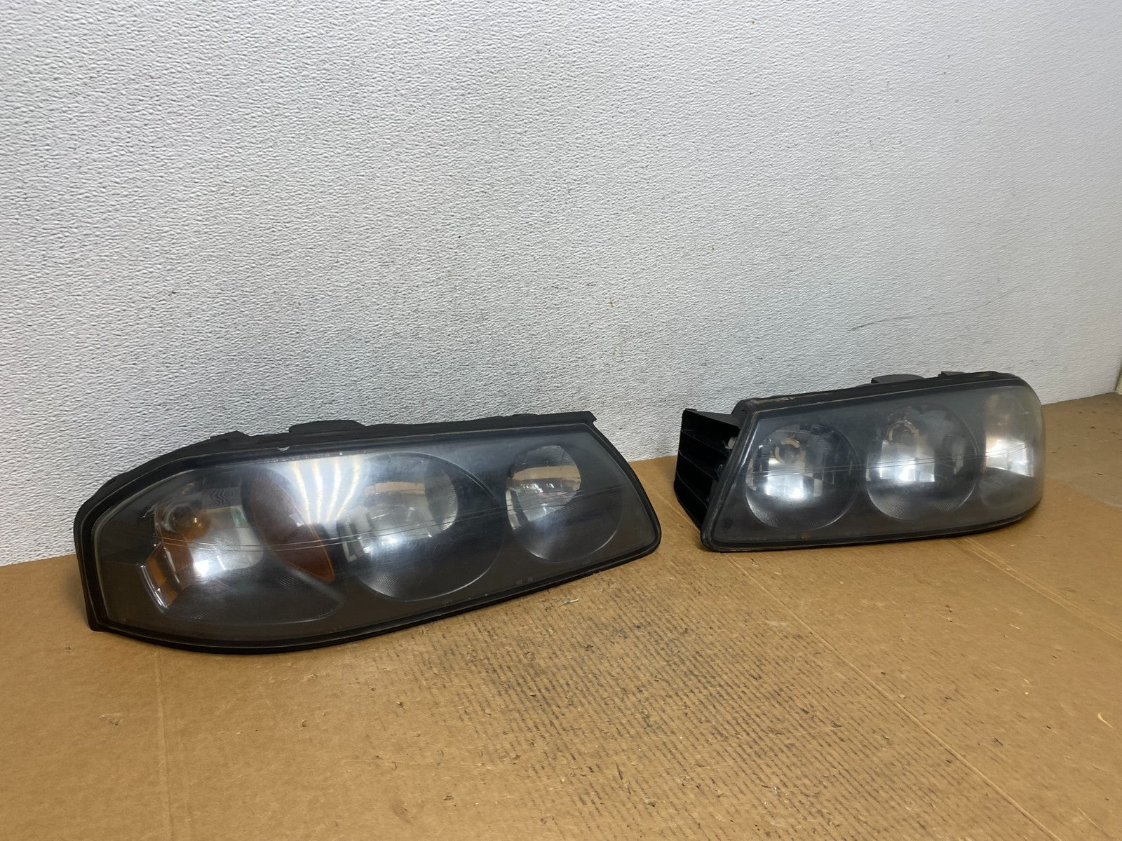 2000 to 2005 Chevrolet Impala Left+Right Set Headlights Halogen AE1182 DW2