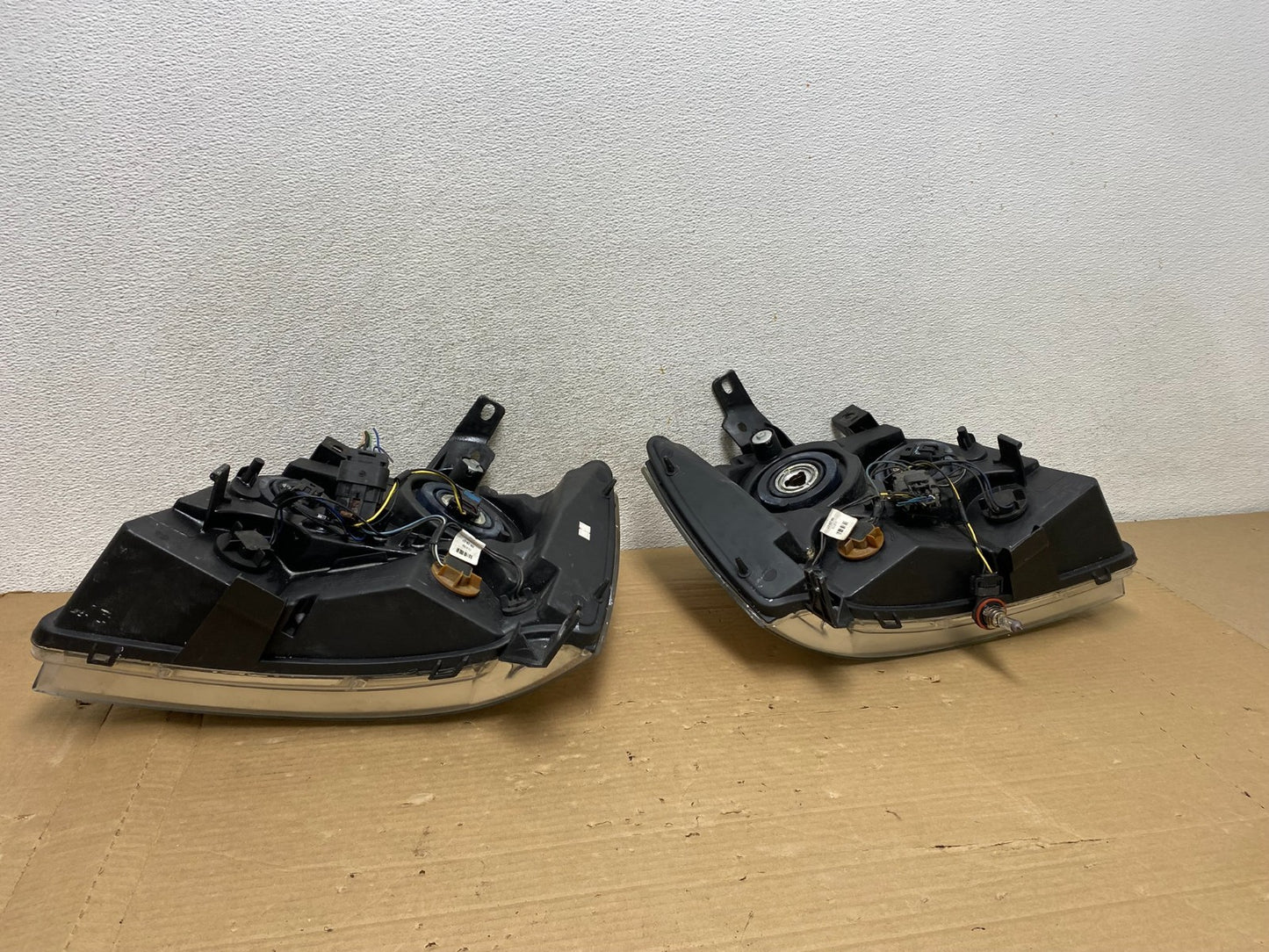 2007 to 2013 Chevrolet Suburban Tahoe Left+Right Set Headlights AG8147 DW6