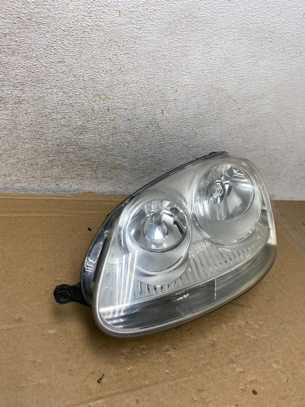 2005 to 2010 Volkswagen Jetta Left Driver LH Side Headlight Halogen AH8270 DW1